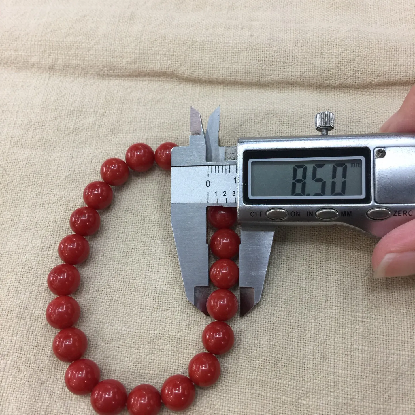 【天然近牛血珊瑚9.28mm大圆珠弹力手串】近牛血红颜色，光泽柔润透亮，直径约为9.28-8.5mm，重量为20.59克，珊瑚本为佛教珍宝，来自深海千年生长，有生长纹，属于有机宝石，气场强大，材料意大利沙丁材料，稀少珍贵！每粒均为天然无添加无修补！收藏精品！传承宝贝！