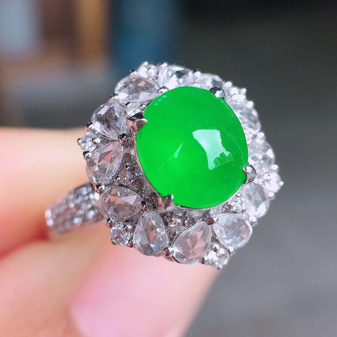 阳绿蛋面戒指/吊坠两用款，色泽均匀艳丽，玉质细腻，荧光感超
强，饱满圆润，尽显优雅气质，18k
金豪华镶嵌