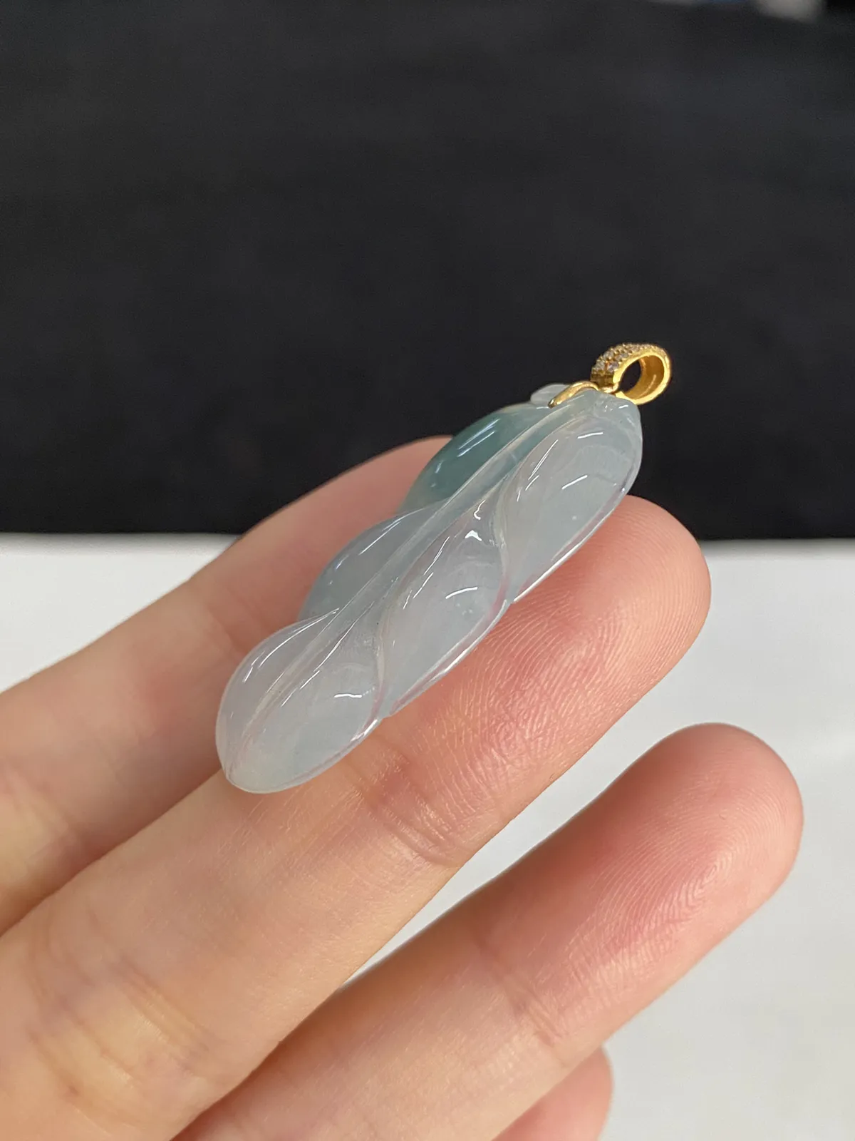 翡翠冰糯种白色叶子，伴钻石