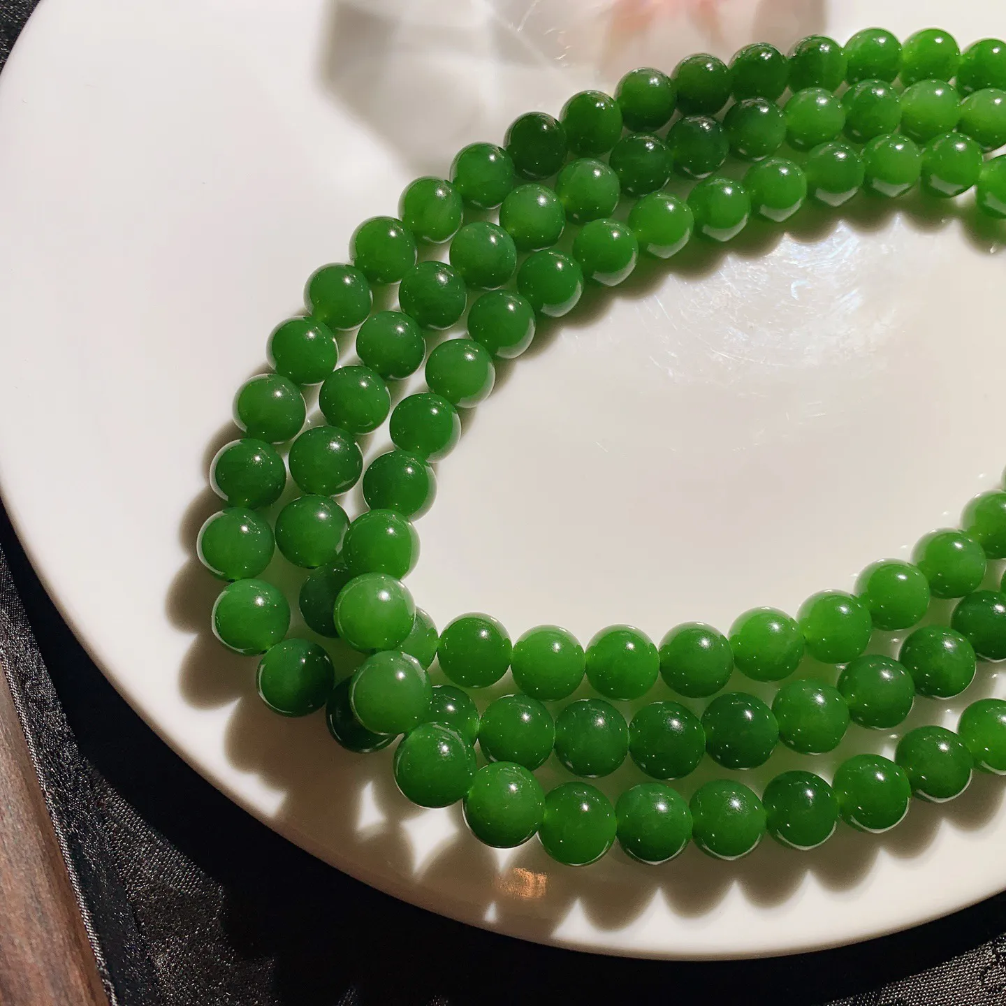 和田玉鲜阳绿俄罗斯碧玉108佛珠项链。单颗尺寸9重144克。玉质细腻油润。手推出油。佩戴高端典雅。lt251113