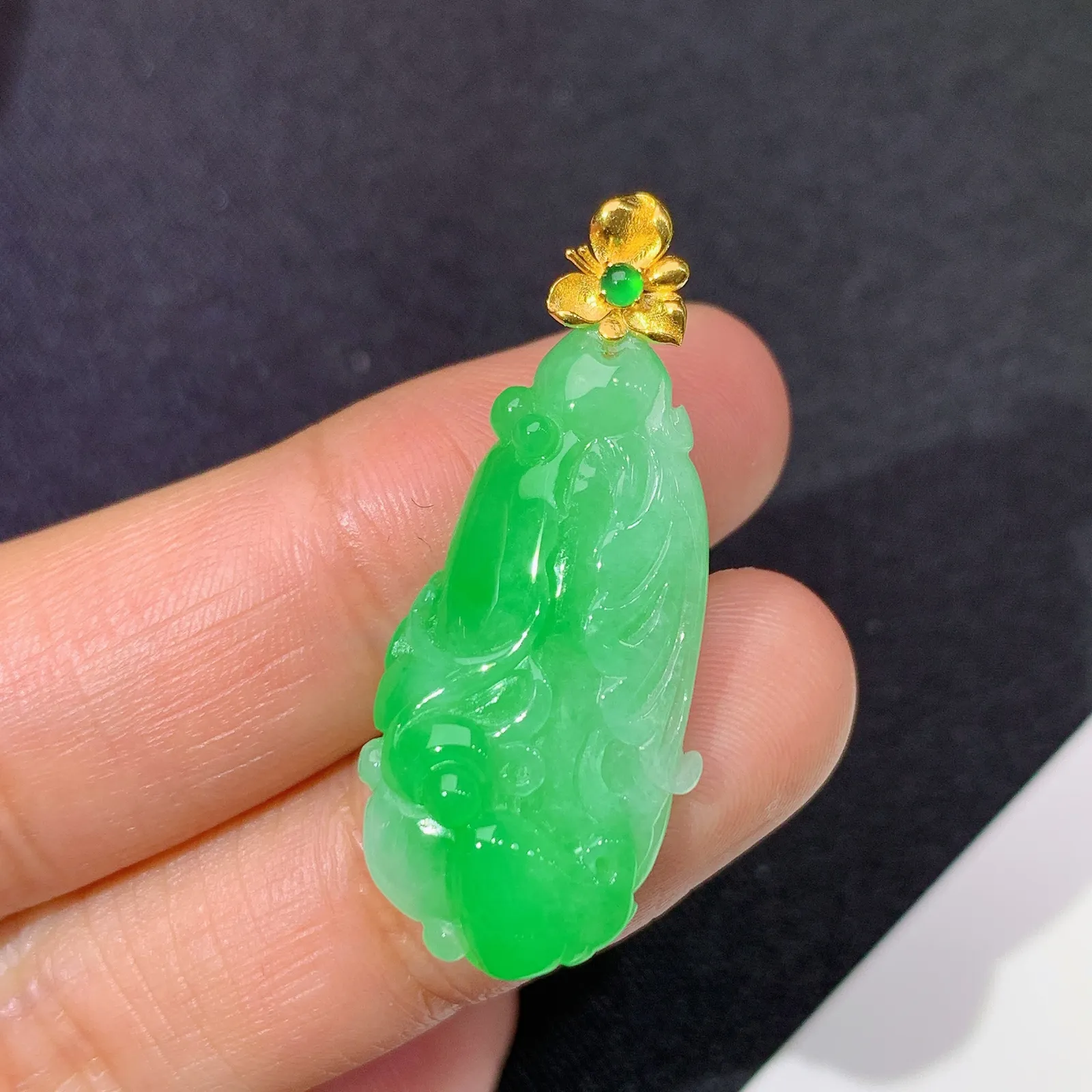 冰飘绿白菜吊坠，18k金镶嵌，冰润细腻，色阳，种水足 尺寸34*14.4*7