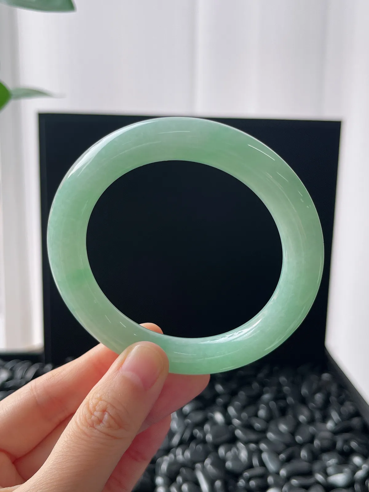 圆条55，翡翠冰糯种淡绿色手镯