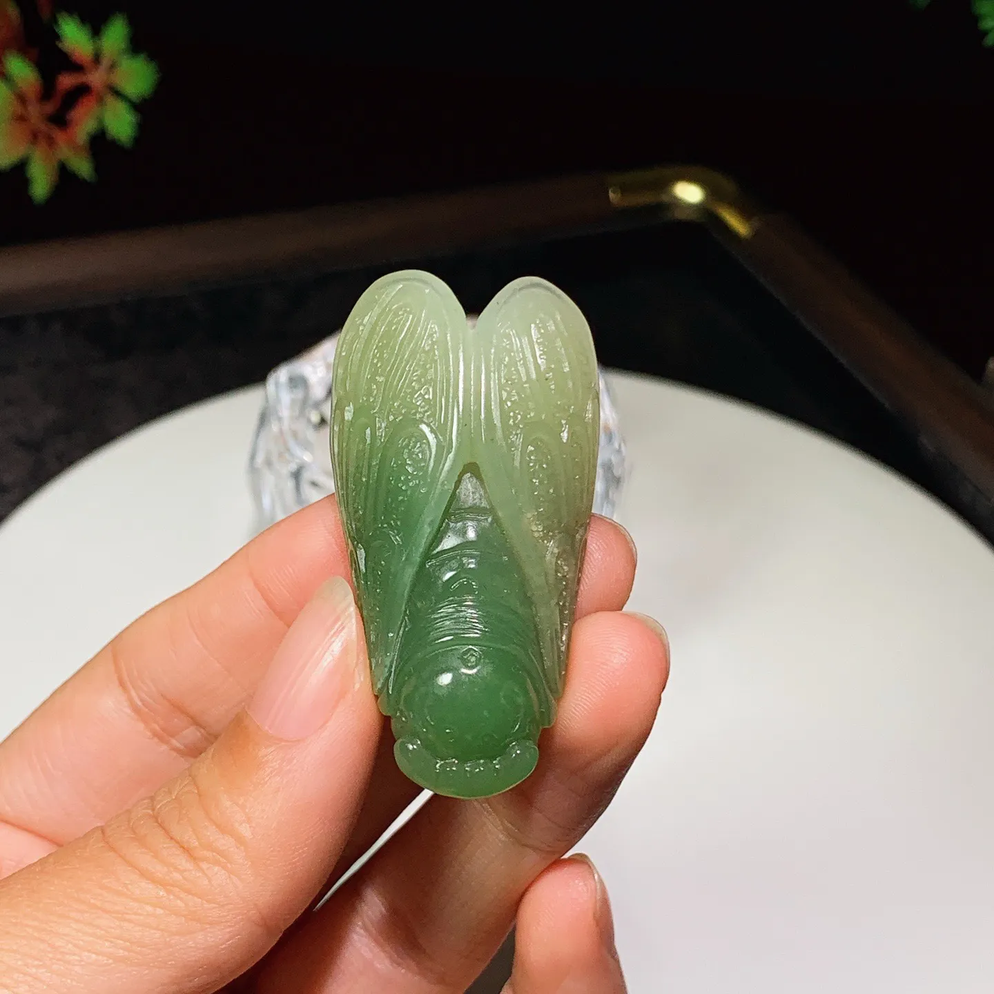 新疆和田玉黄口料翠青一鸣惊人知了挂件。尺寸50/27/17重24.5克。玉质细腻油润。手推出油。佩戴高端典雅。lt251113