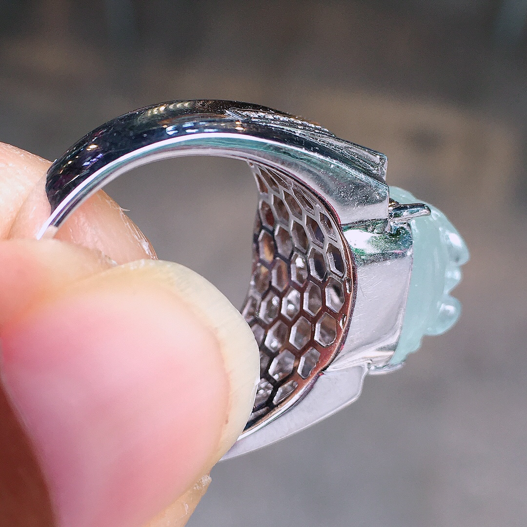 冰种貔貅戒指，玉质细腻，荧光感超
强，饱满圆润，尽显优雅气质，18k
金豪华镶嵌