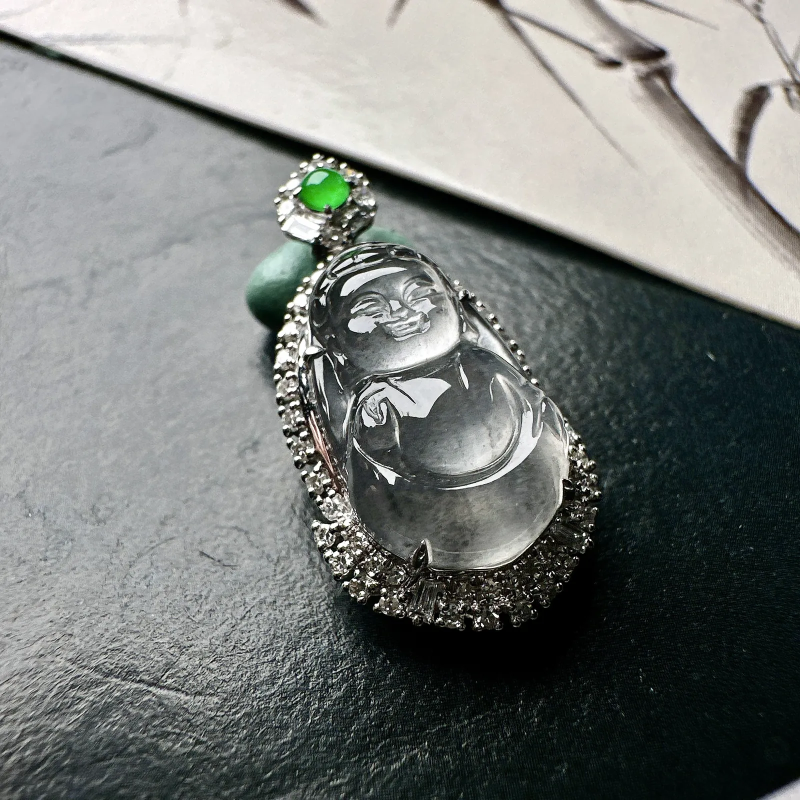 【冰种宝宝观音吊坠】乌鸡黑钢料，种水上乘，晶莹剔透，纯净通透，莹光感很强，18k金钻镶嵌，裸石尺寸1