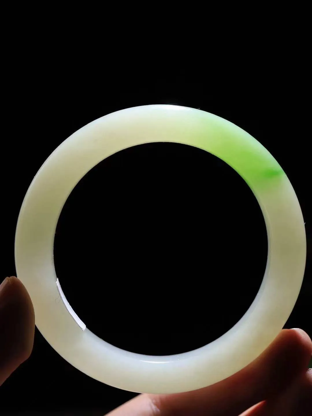 【翠色怡人.手镯】

典藏级臻品和田玉翠青手镯，精品超级美镯，玉质细腻饱满，️温润脂香，仙雾缥缈，怡静如画，意蕴十足～，戴于腕间，神秘与高贵并存，给人以出尘的风雅，优美脱俗，气质非凡。重67.2克 内径58mm尺寸12.4-10.3mm191151300A