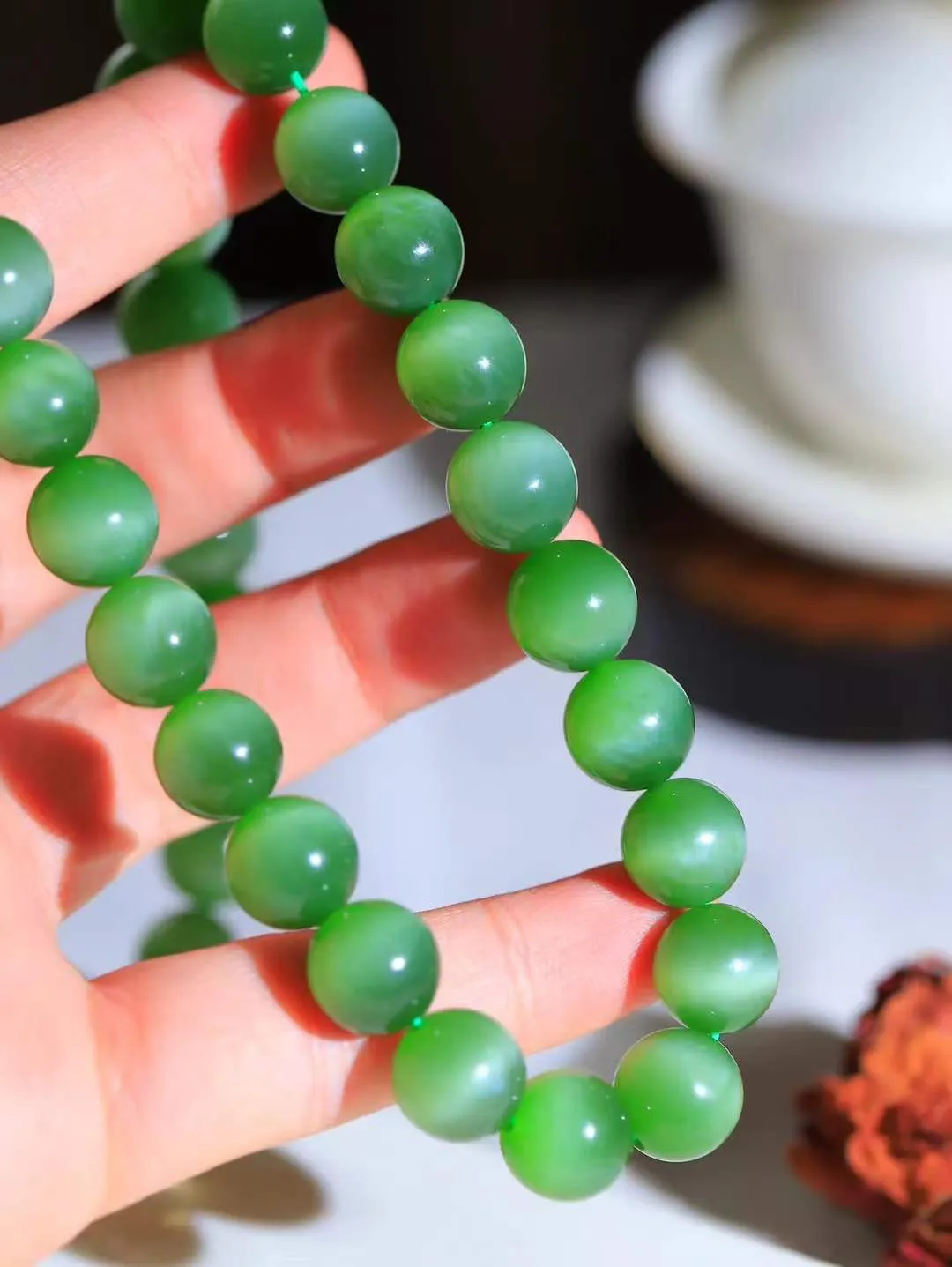 【珠圆玉润.项链】

收藏传家级臻品️和田玉碧玉猫眼珠圆玉润项链 玉质温润细腻  整串打磨圆润，佩戴舒适。珠珠落玉盘，间关莺语花底滑，一生美好时光，无论身在何处，都有它相伴相守。事事顺遂，幸福美满，吉祥如意。重107.5克 尺寸取一11.7mm  791101378A