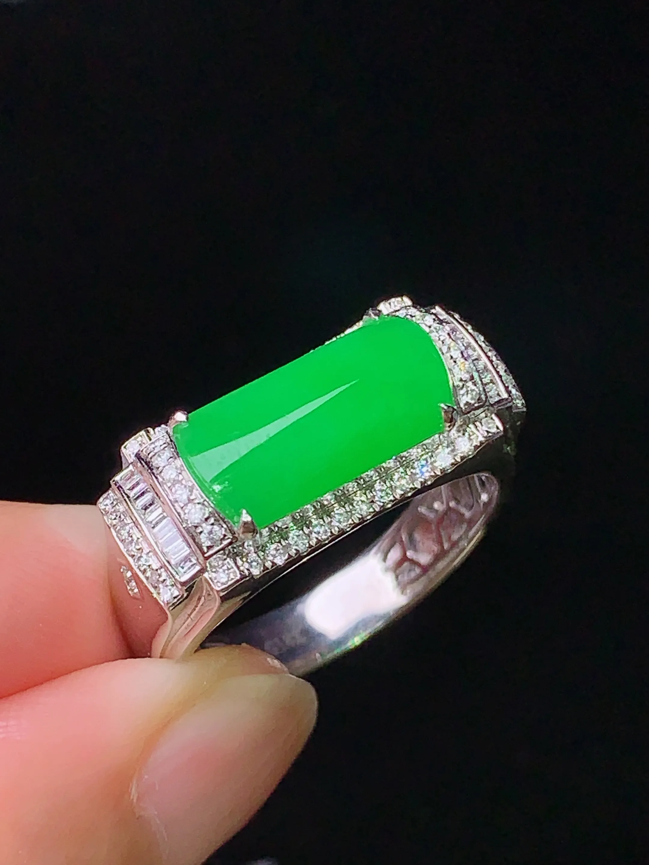 18k金钻镶嵌翠绿马鞍戒指 玉质细腻 色泽清新艳丽 圈口20.5 整体尺寸12.8*6.7*3