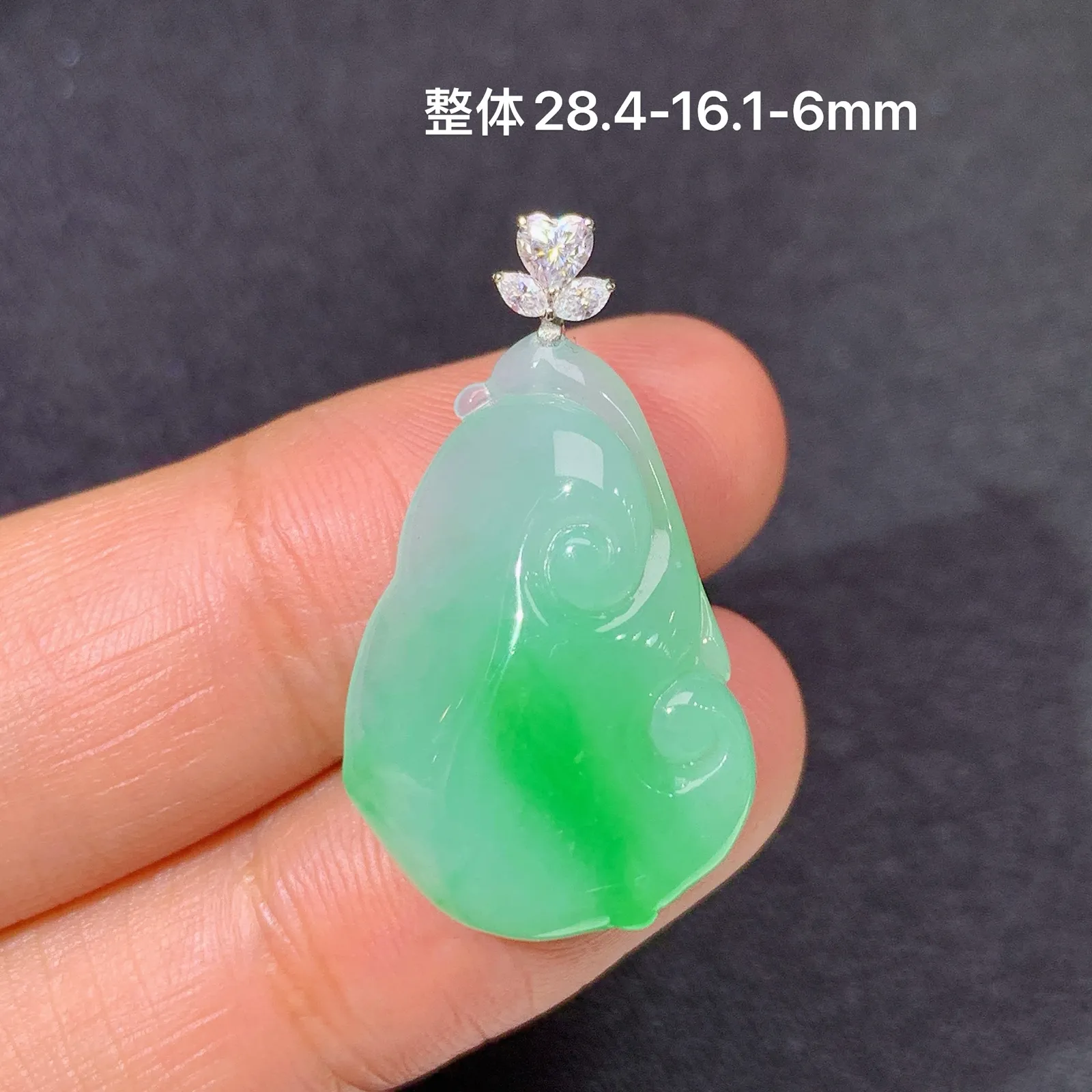 飘绿如意吊坠，18k金镶嵌，冰润色阳，玉质细腻，种水足 尺寸28.4*16.1*6