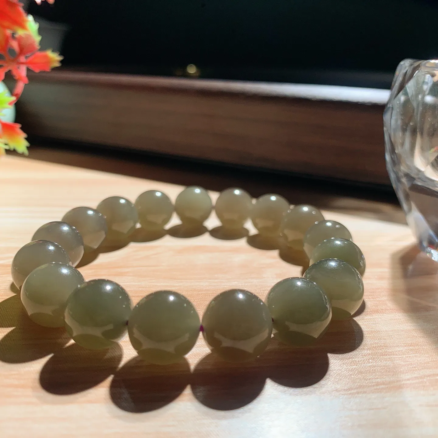 和田玉紫罗兰翠紫圆珠手串 单颗尺寸12重45.8克。玉质细腻油润。手推出油。佩戴高端典雅。lt251113