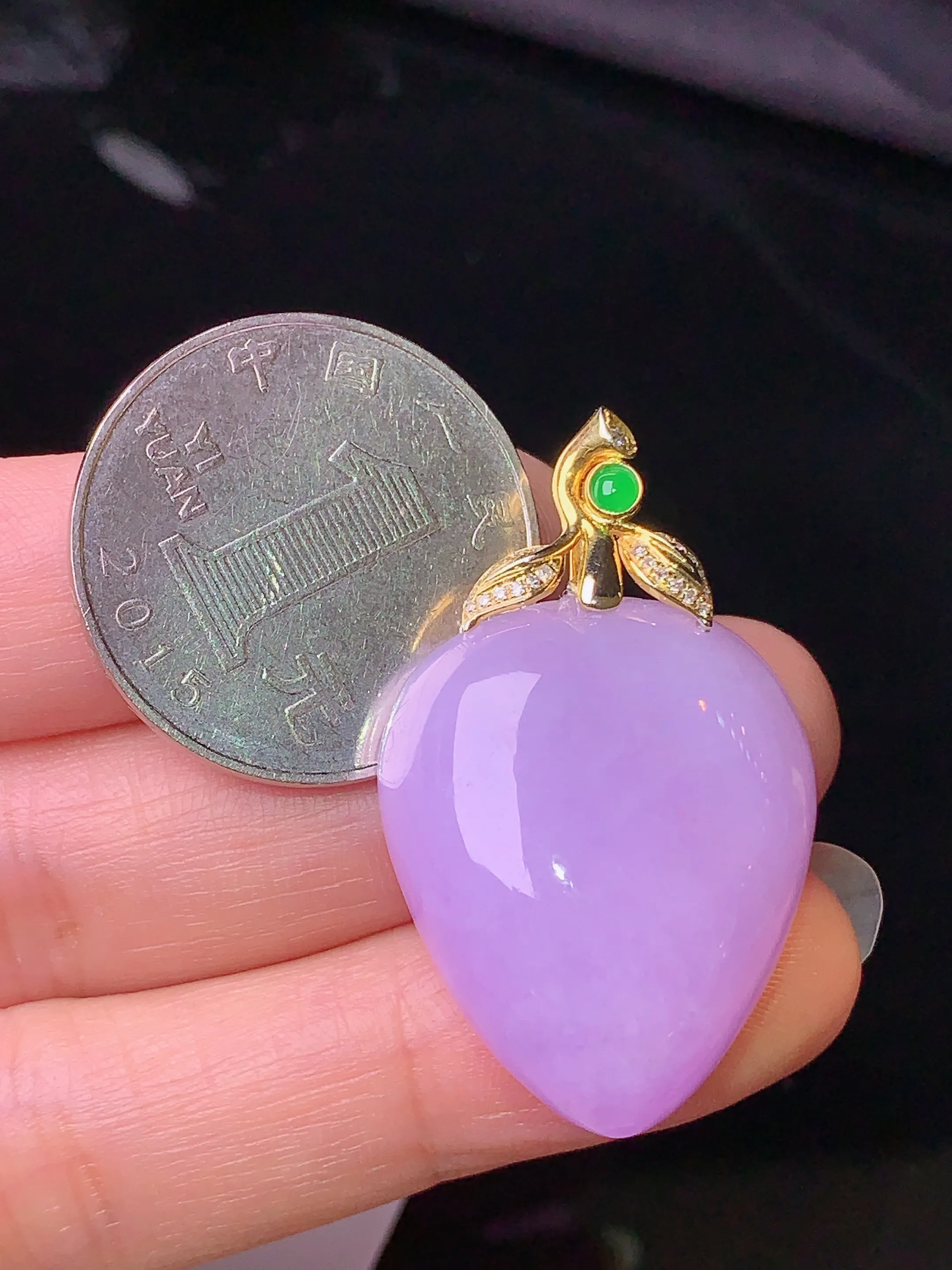 18k金钻镶嵌紫罗兰寿桃吊坠 玉质细腻 色泽清新艳丽 整体尺寸36.5*22.2*10.8