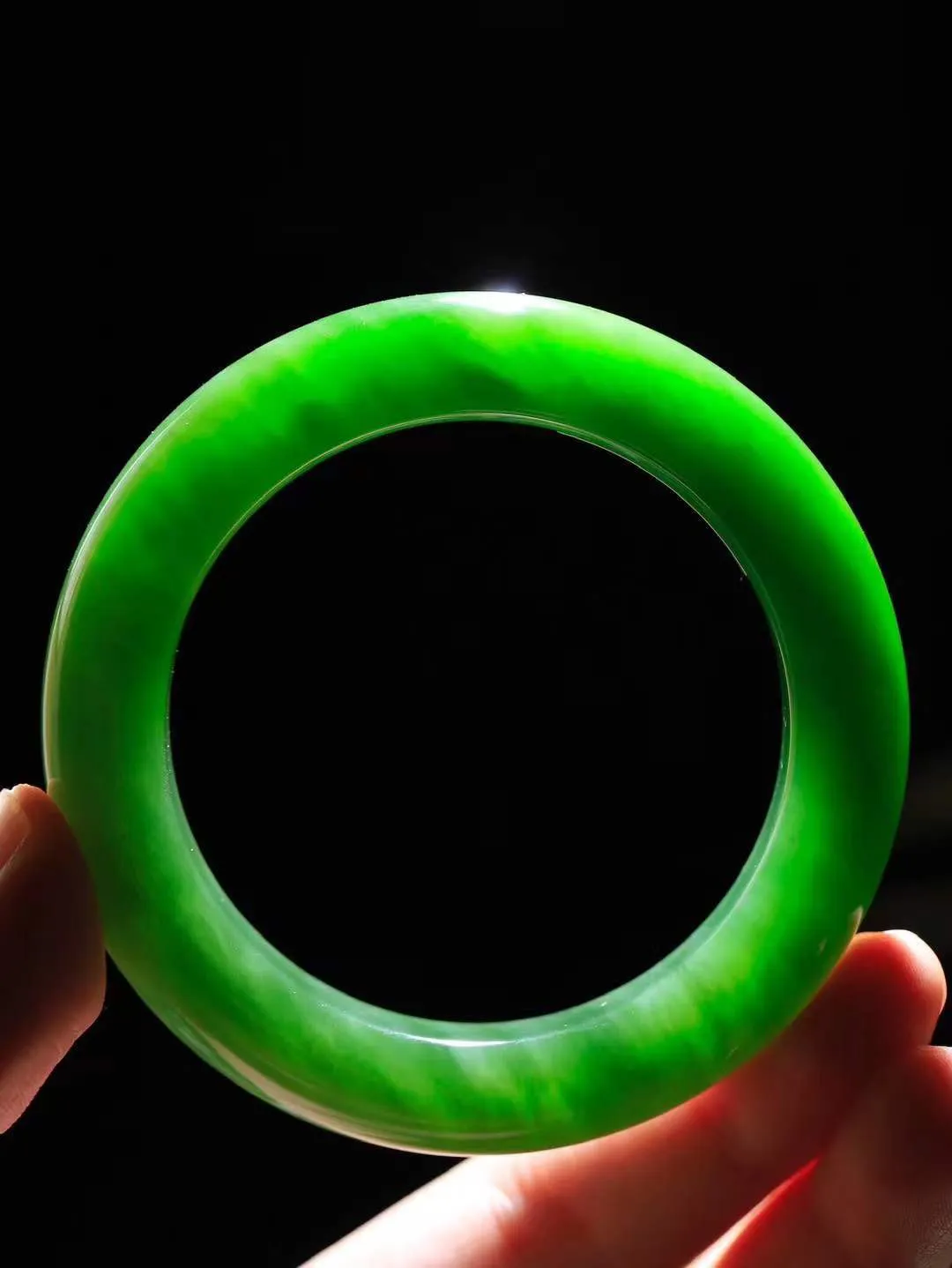 【碧波流转·手镯】

典藏级臻品️和田玉碧玉猫眼手镯，玉质细腻温润，手感舒适，️线条流畅，简约大气，美自天成，佩戴于腕间，婉约之美，举手投足间透出那份低调奢华，醉人心扉。
重84.2克 内径圈口56mm尺寸13.8-11.6mm  FDA-131101308