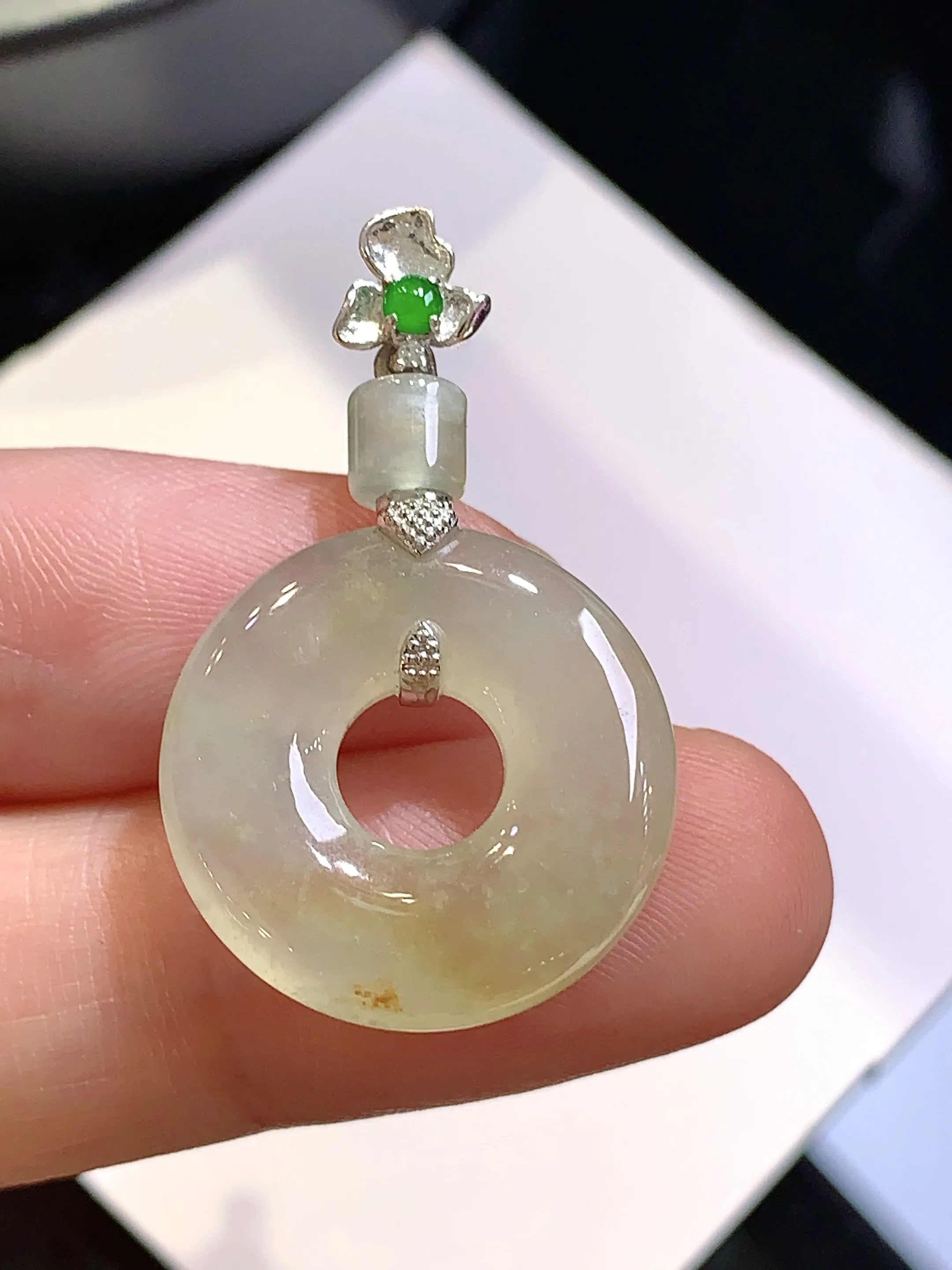 18k金钻镶嵌黄翡平安环吊坠 玉质细腻 色泽清新艳丽 整体尺寸32.3*19.3*4.2