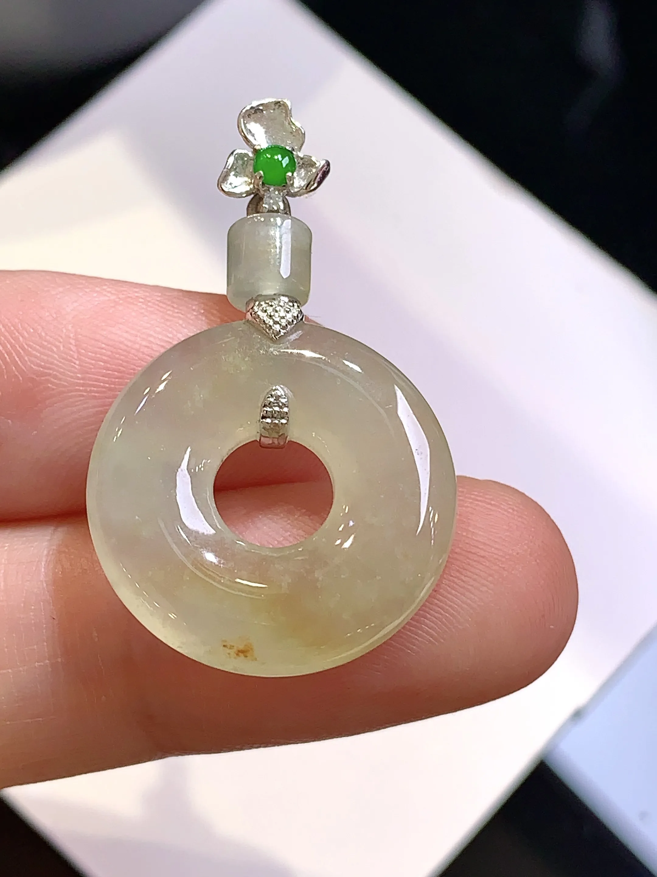18k金钻镶嵌黄翡平安环吊坠 玉质细腻 色泽清新艳丽 整体尺寸32.3*19.3*4.2