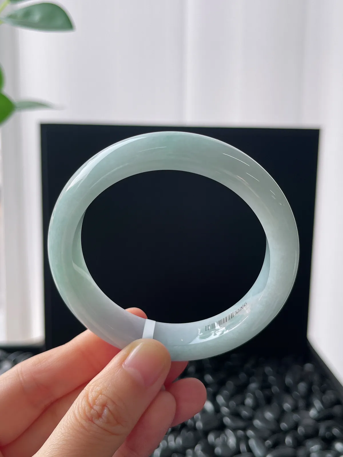 正圈54.2圈口，翡翠糯化种淡蓝色手镯