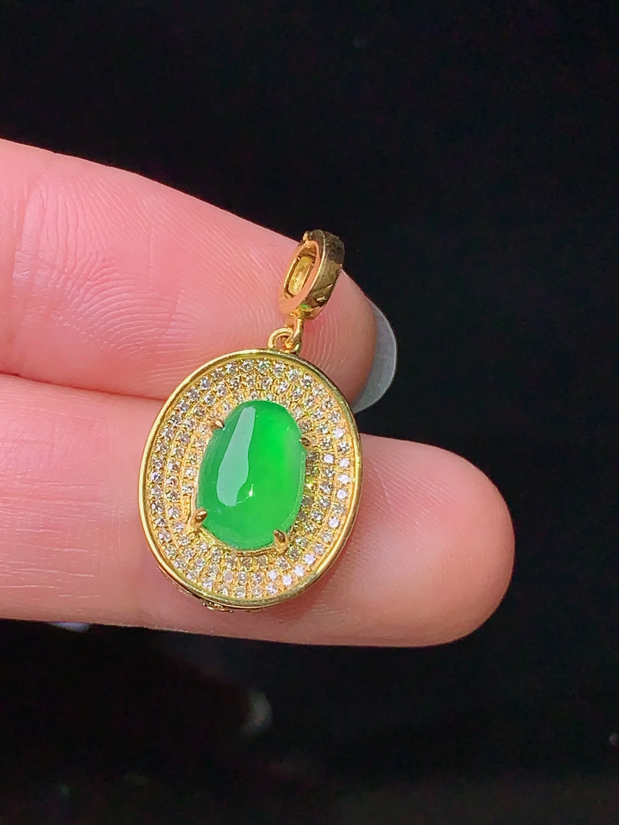 18k金钻镶嵌满绿蛋面吊坠 玉质细腻 色泽清新艳丽 整体尺寸24.2*13.5*5.5