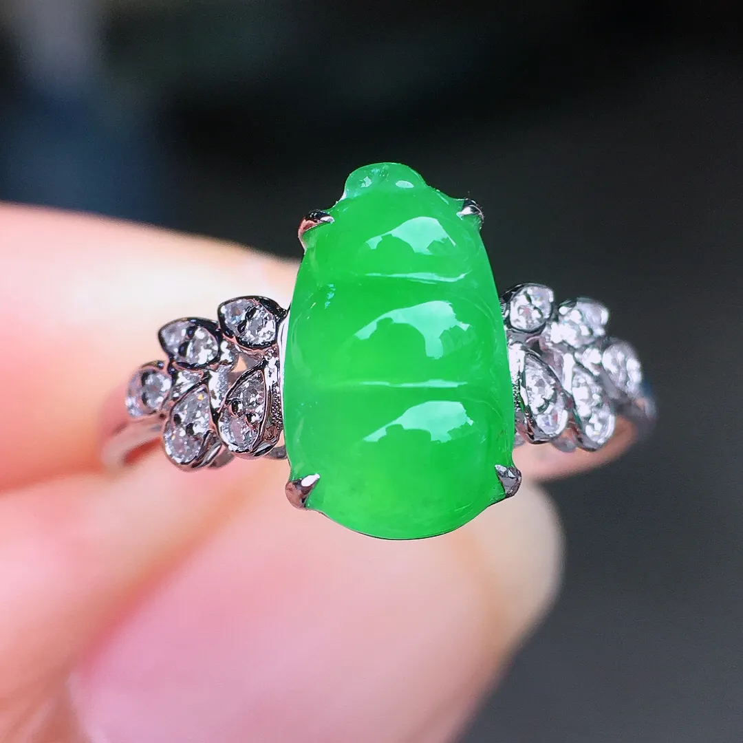 阳绿福豆戒指，色泽均匀艳丽，玉质细腻，荧光感超
强，饱满圆润，尽显优雅气质，18k
金豪华镶嵌