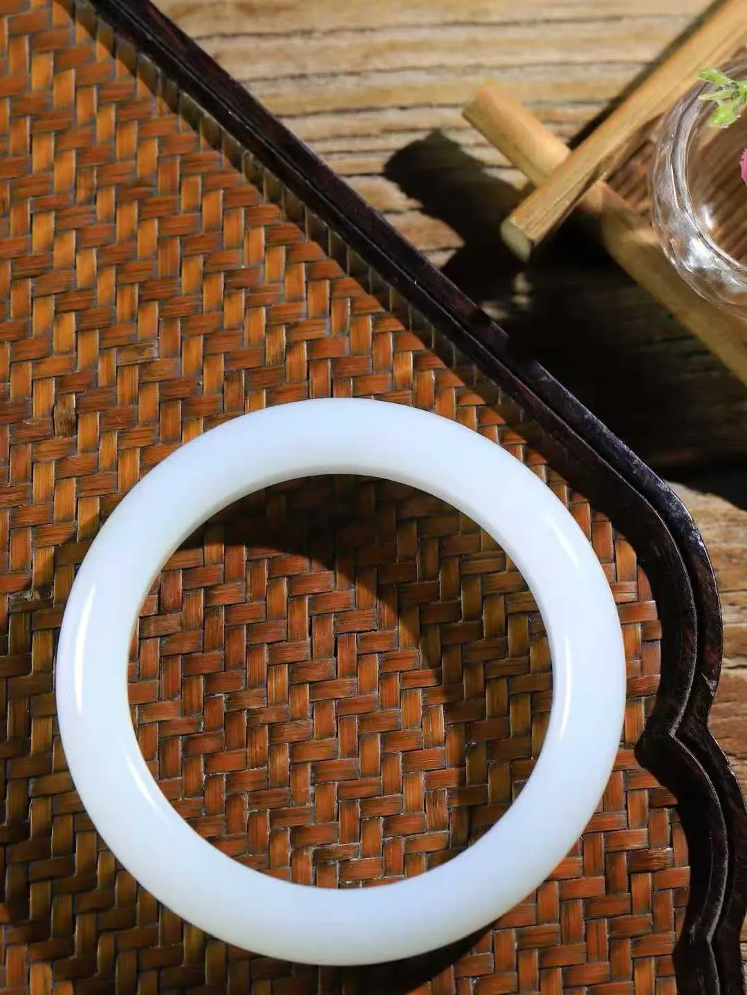 [温润如玉.手镯]

收藏级臻品和田玉糖白玉手镯。玉质温润细腻 油性十足 手感舒适，高华雅逸，线条流畅，简约大气，美自天成，素雅高贵。佩戴于腕间，婉约之美，举手投足间透出那份低调奢华。重67克 内径58mm尺寸13-10mm FDA-12110600