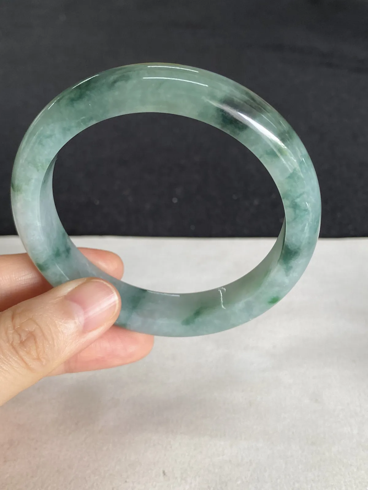 正圈56.5圈口，翡翠糯化种飘绿手镯
