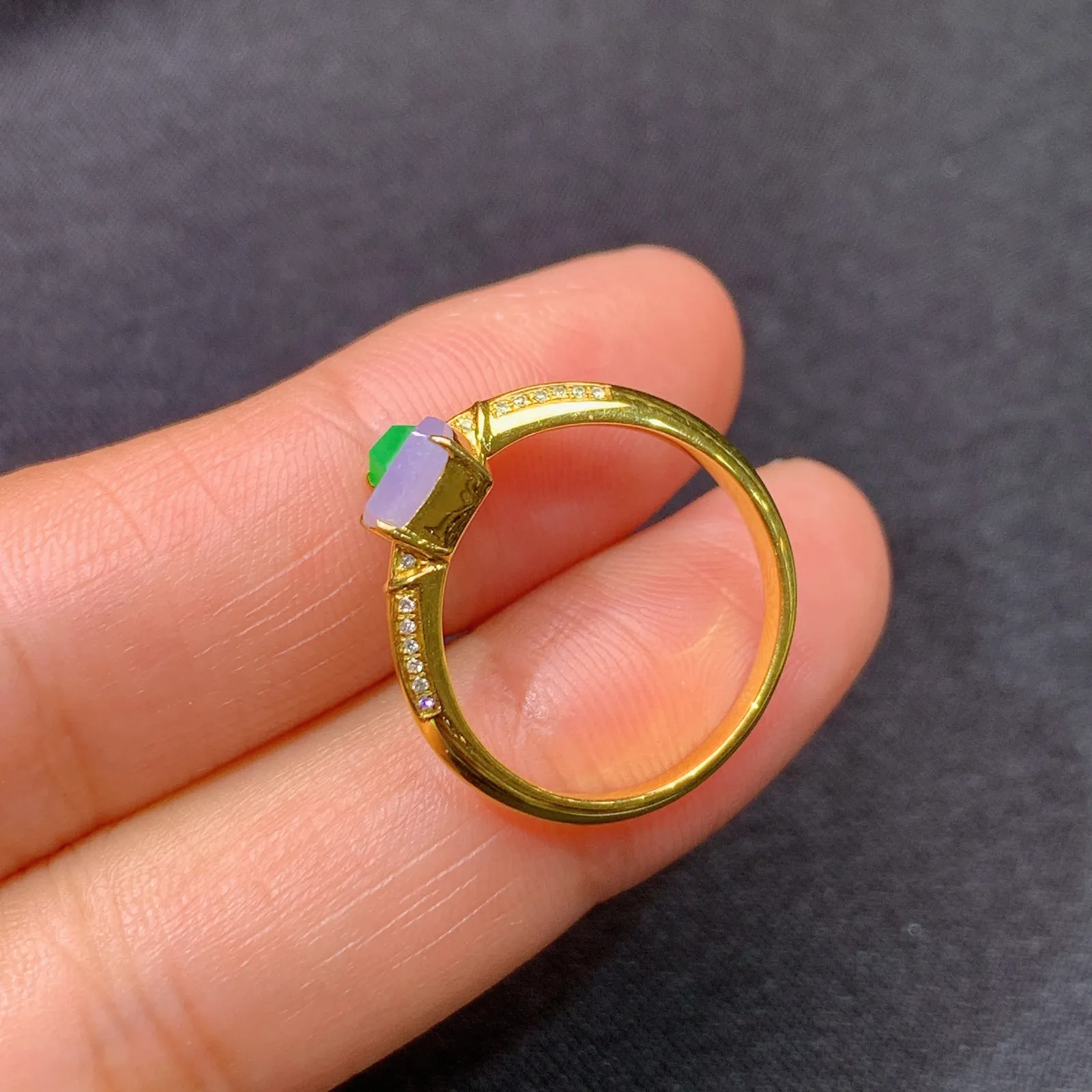 冰紫阳绿随形戒指，18k金镶嵌，款式新颖，冰润鲜艳，种水足 圈口14 尺寸5.2*3.5*2