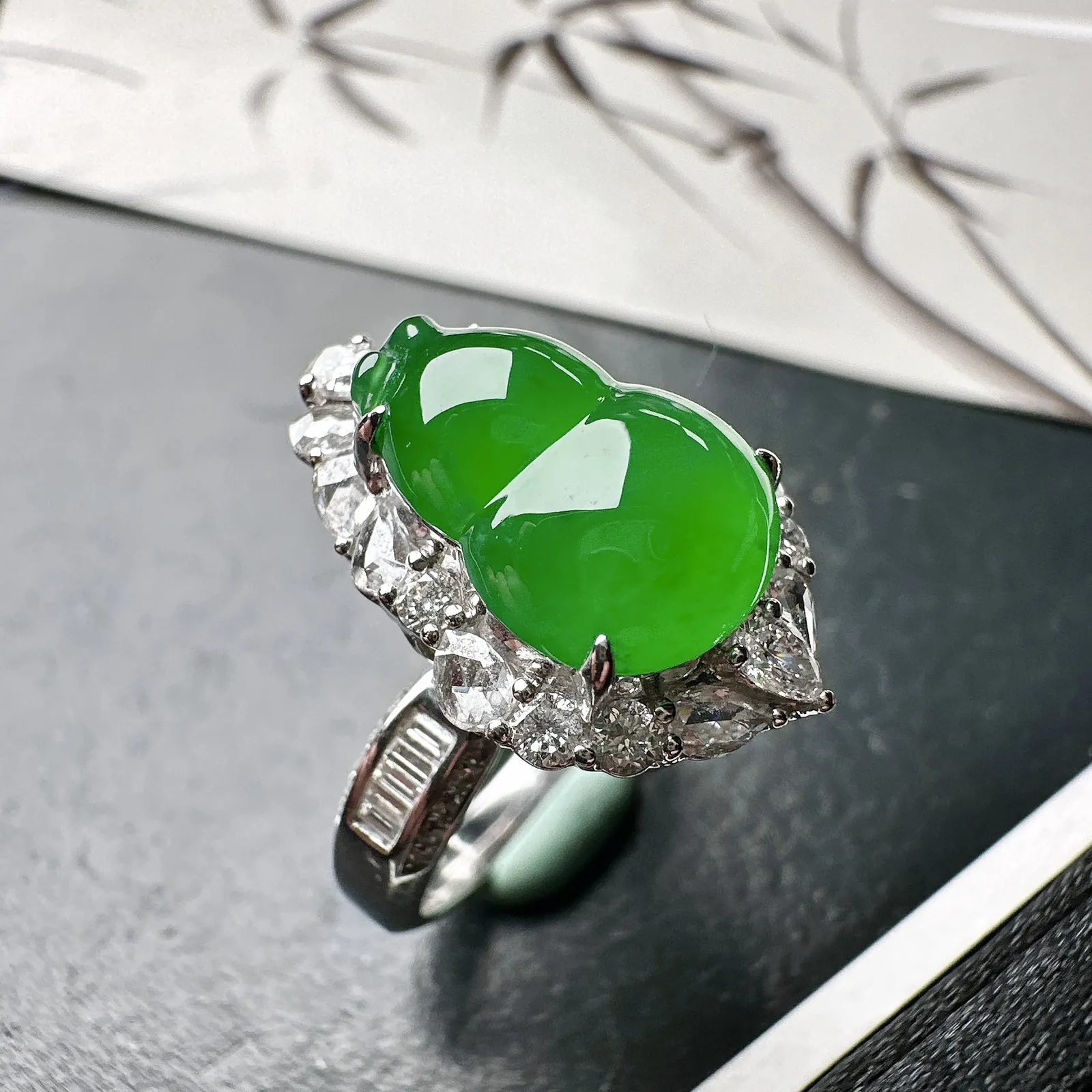 【冰种满绿葫芦戒指】种水色俱全，冰透闪亮，通透感饱满度很好，18k金钻豪华镶嵌，裸石尺寸13.3*9