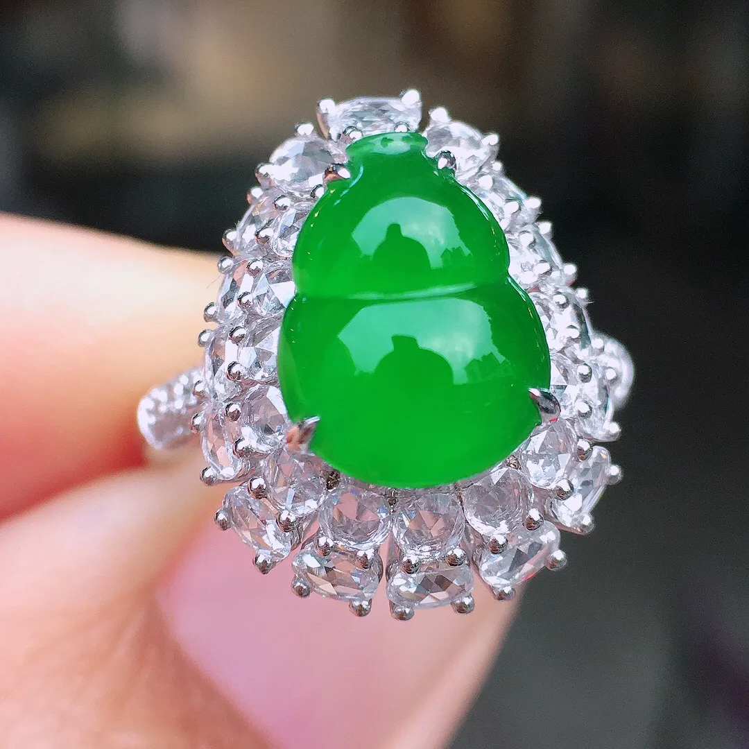 阳绿大葫芦戒指，色泽均匀艳丽，玉质细腻，荧光感超
强，饱满圆润，尽显优雅气质，18k
金豪华镶嵌