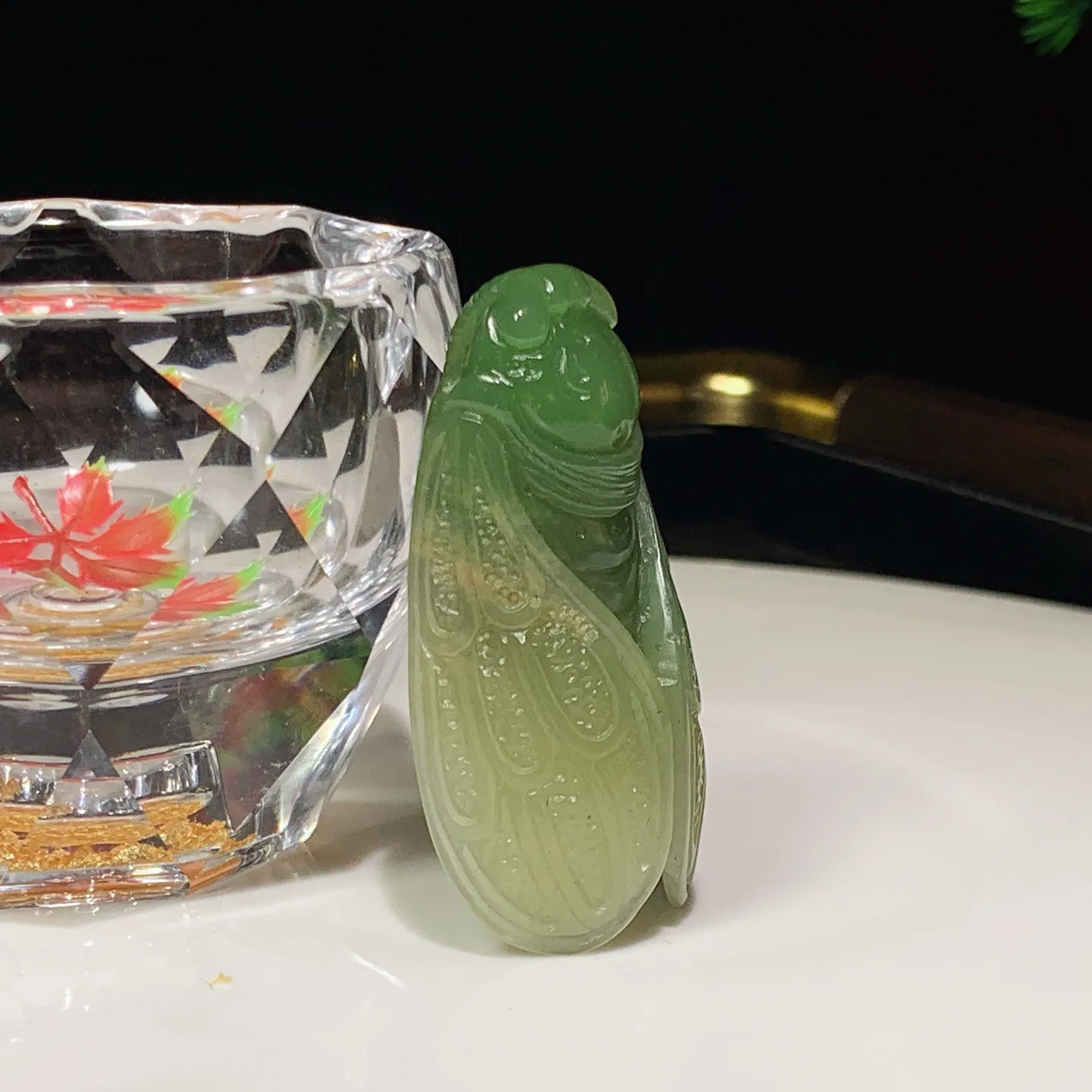 新疆和田玉黄口料翠青一鸣惊人知了挂件。尺寸50/27/17重24.5克。玉质细腻油润。手推出油。佩戴高端典雅。lt251113