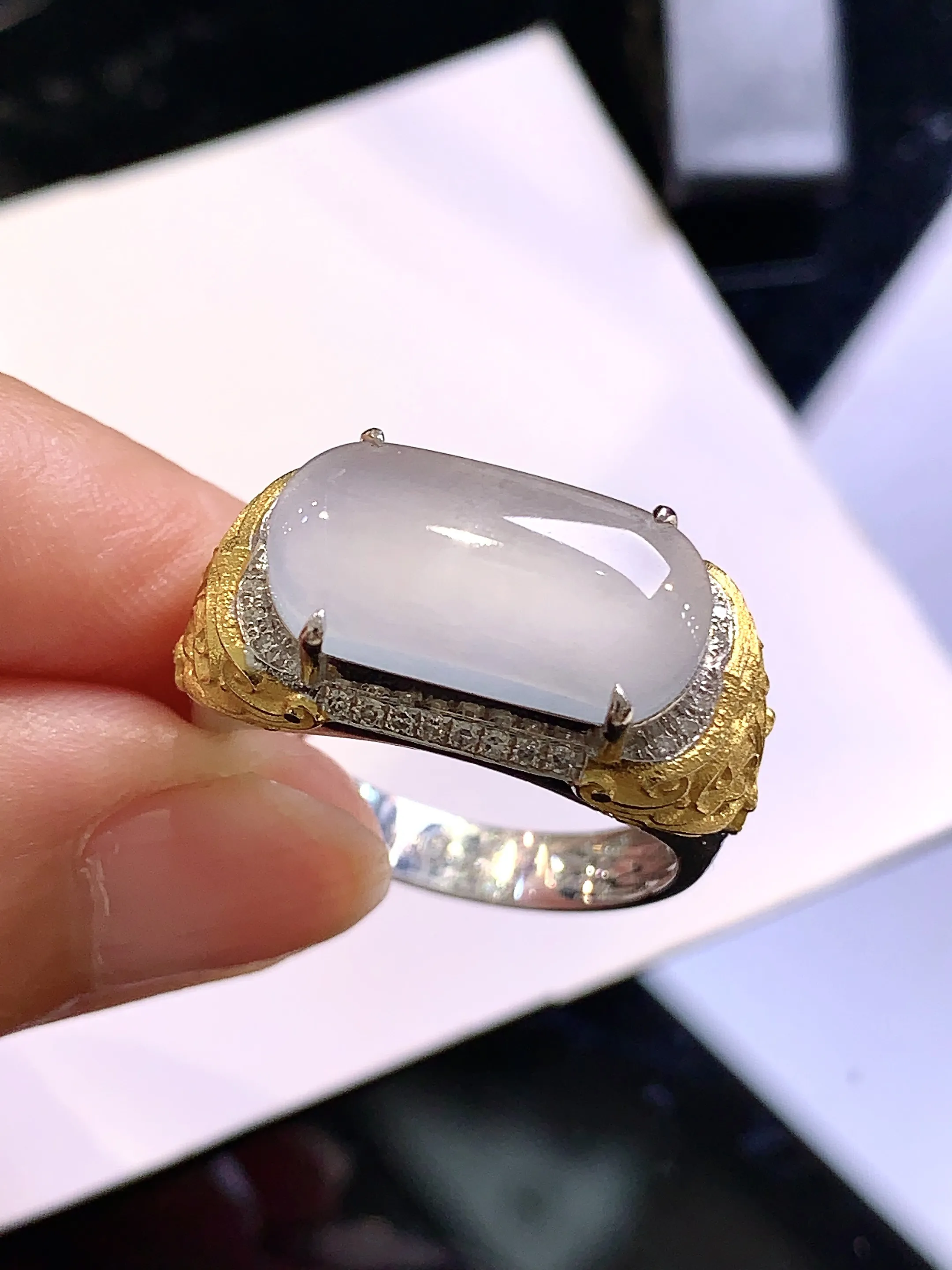 18k金钻镶嵌冰种马鞍戒指 玉质细腻 色泽清新艳丽 圈口20.5 裸石尺寸16.8*8.8*2.6