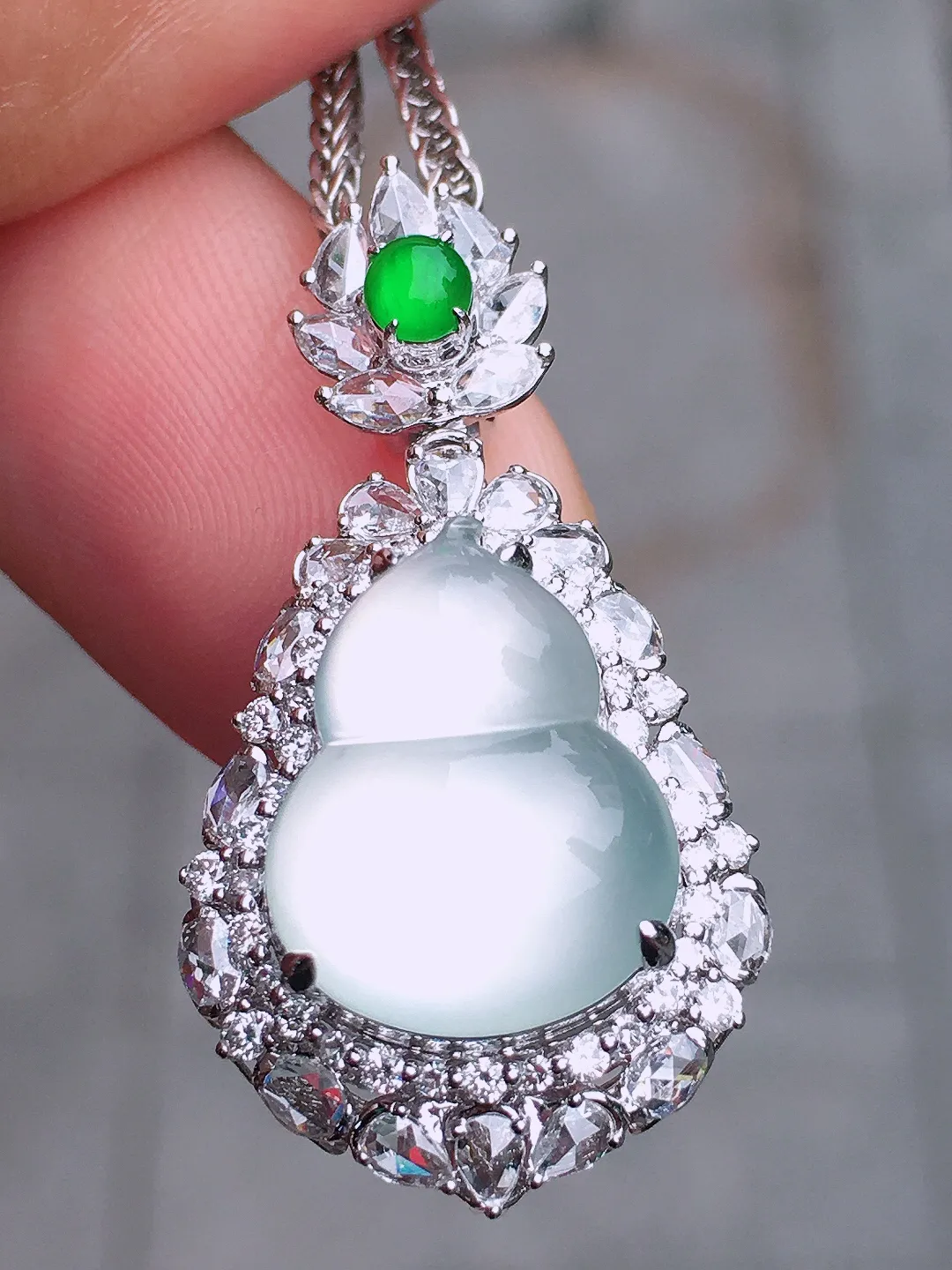 冰种葫芦吊坠，玉质细腻，荧光感超
强，饱满圆润，尽显优雅气质，18k
金豪华镶嵌