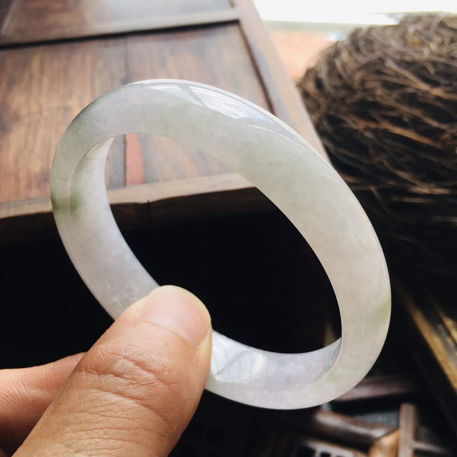 贵妃55.6冰飘花手镯，特色韵味雪花棉，自然光实拍～尺寸：55.6*48.3*12.1*6.9（毫米），适合正圈53.5圈口大小，手工测量略有误差