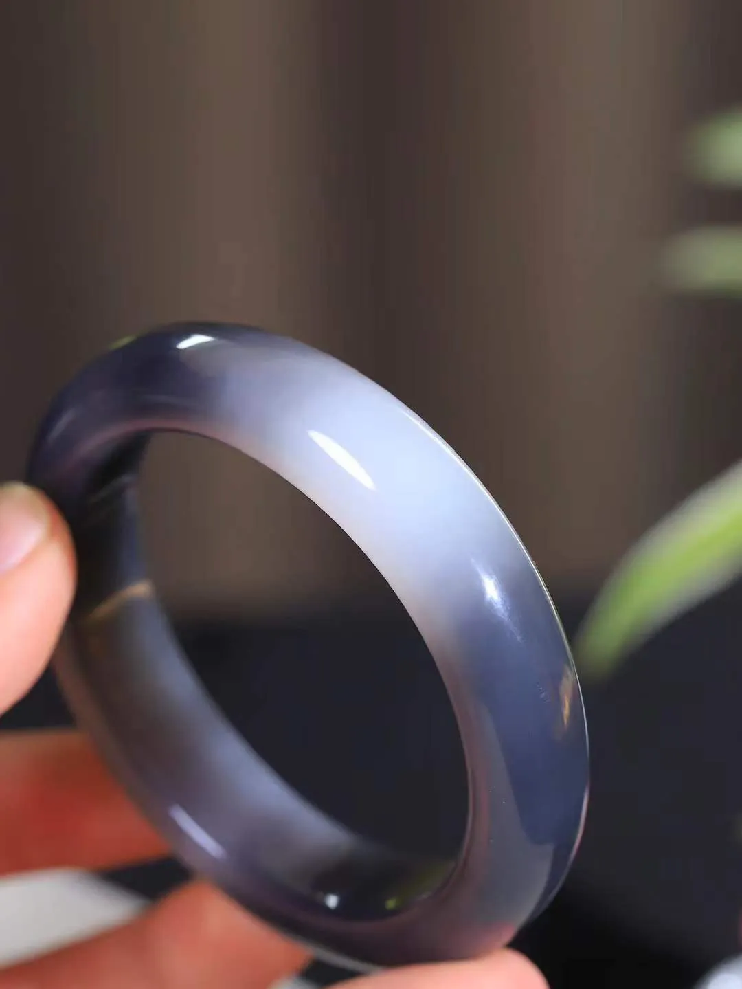 （一见钟情.手镯）

精品️和田玉烟紫白双色手镯，玉质温和莹润，精光内蕴，手感舒适。整器简约，打磨光洁，让人爱不释手，料美艺精，萦绕于手，尽显高贵之姿。重74.5克 内径58.5mm尺寸14.5-9.8mm   FDL-101101373