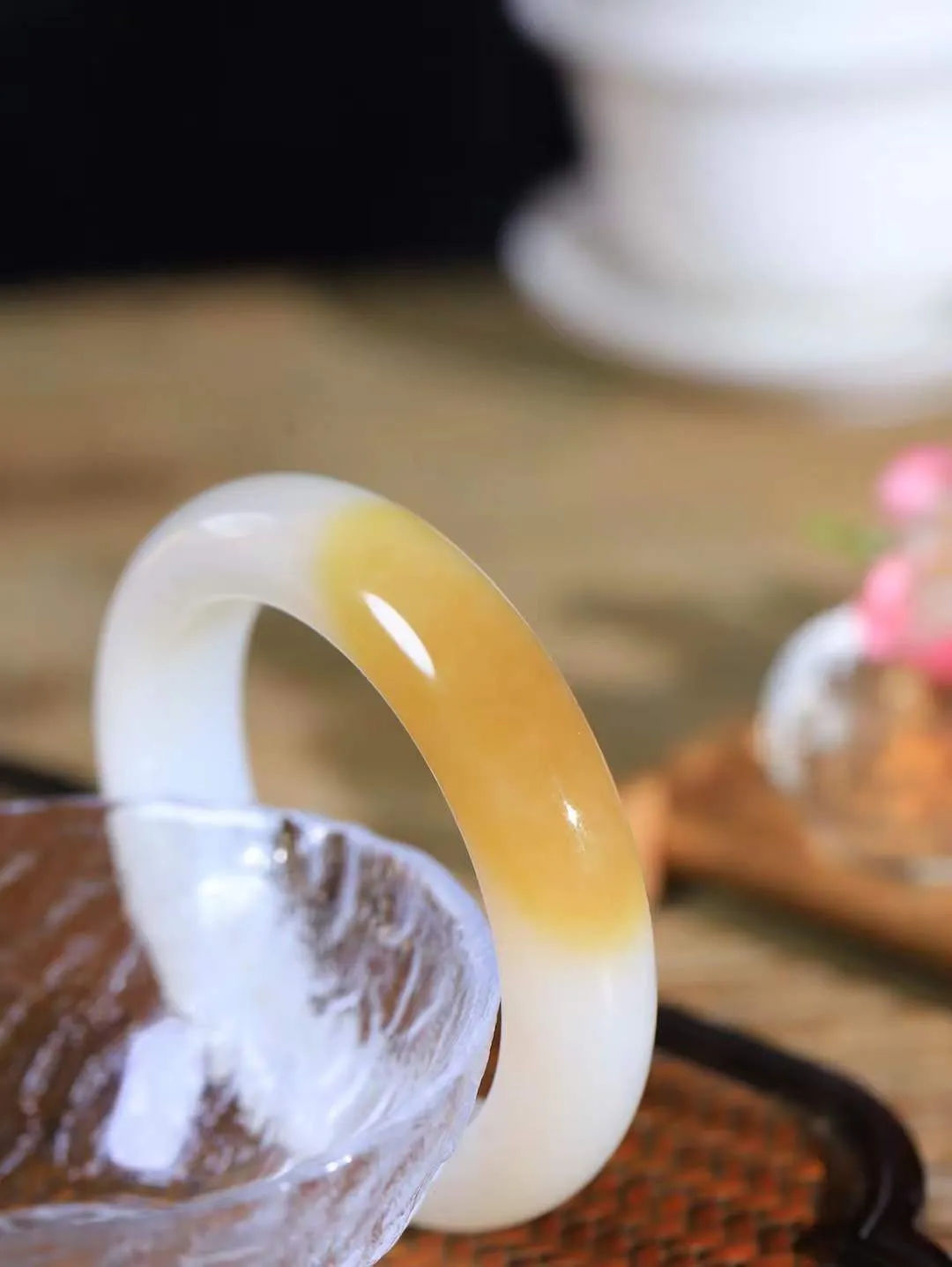 【腕间柔情.手镯】   

收藏级臻品️和田玉糖白玉手镯 玉质温润细腻 油性十足 古朴秀雅 轻抚岁月的栏杆软香温玉，腕间玉镯轻轻晃动，令人情动心间，撷一缕月末的芬芳，把心思铺陈，时光静美，惟有你最温柔。重78克   尺寸55-15-10.3mm  461101300A