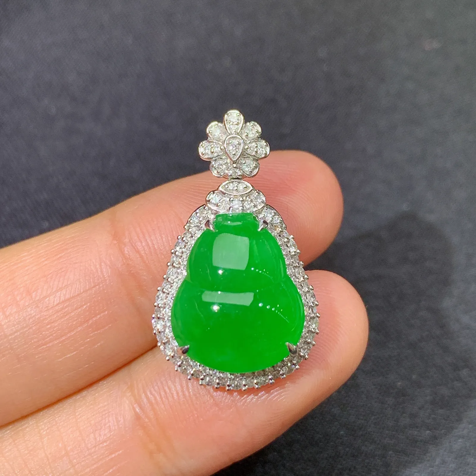 阳绿葫芦吊坠，18k金镶嵌，色泽鲜阳，冰润细腻，种水足 尺寸25.4*15*9.5