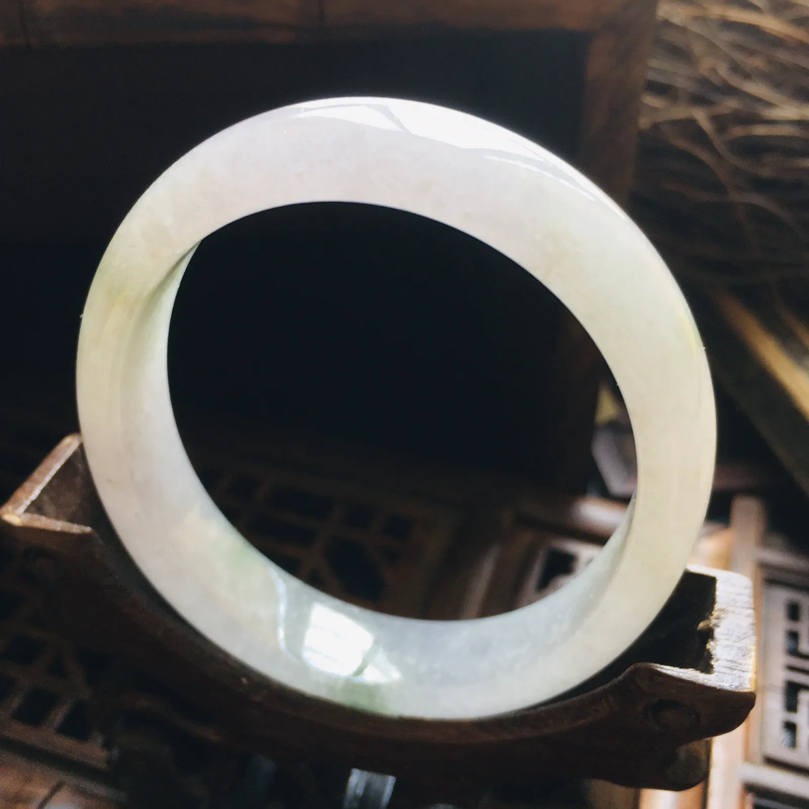 贵妃55.6冰飘花手镯，特色韵味雪花棉，自然光实拍～尺寸：55.6*48.3*12.1*6.9（毫米），适合正圈53.5圈口大小，手工测量略有误差