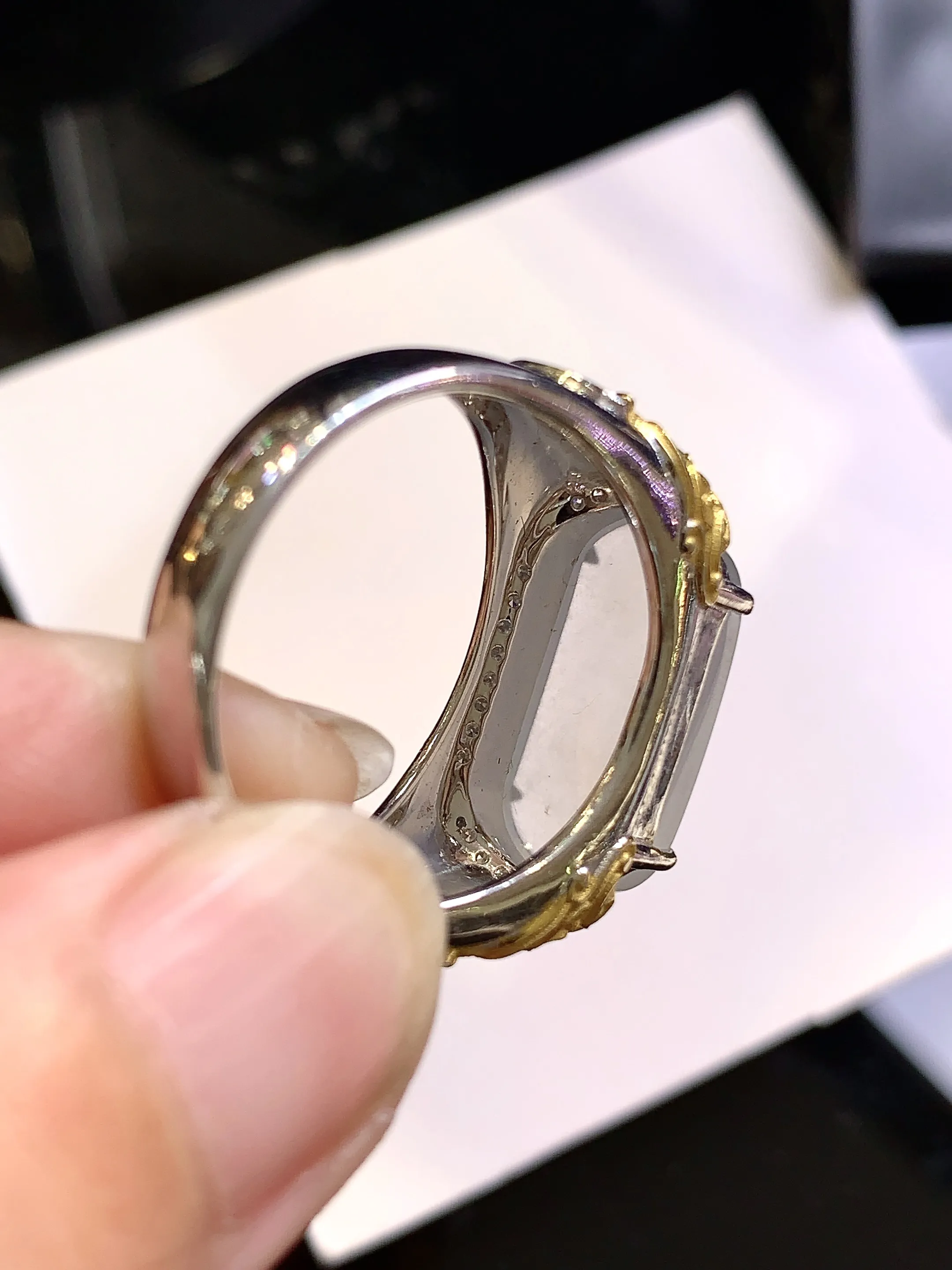 18k金钻镶嵌冰种马鞍戒指 玉质细腻 色泽清新艳丽 圈口20.5 裸石尺寸16.8*8.8*2.6