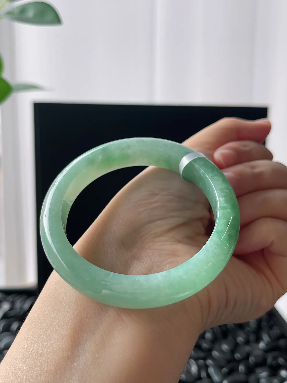 正圈52.7圈口，翡翠糯化种淡绿色手镯