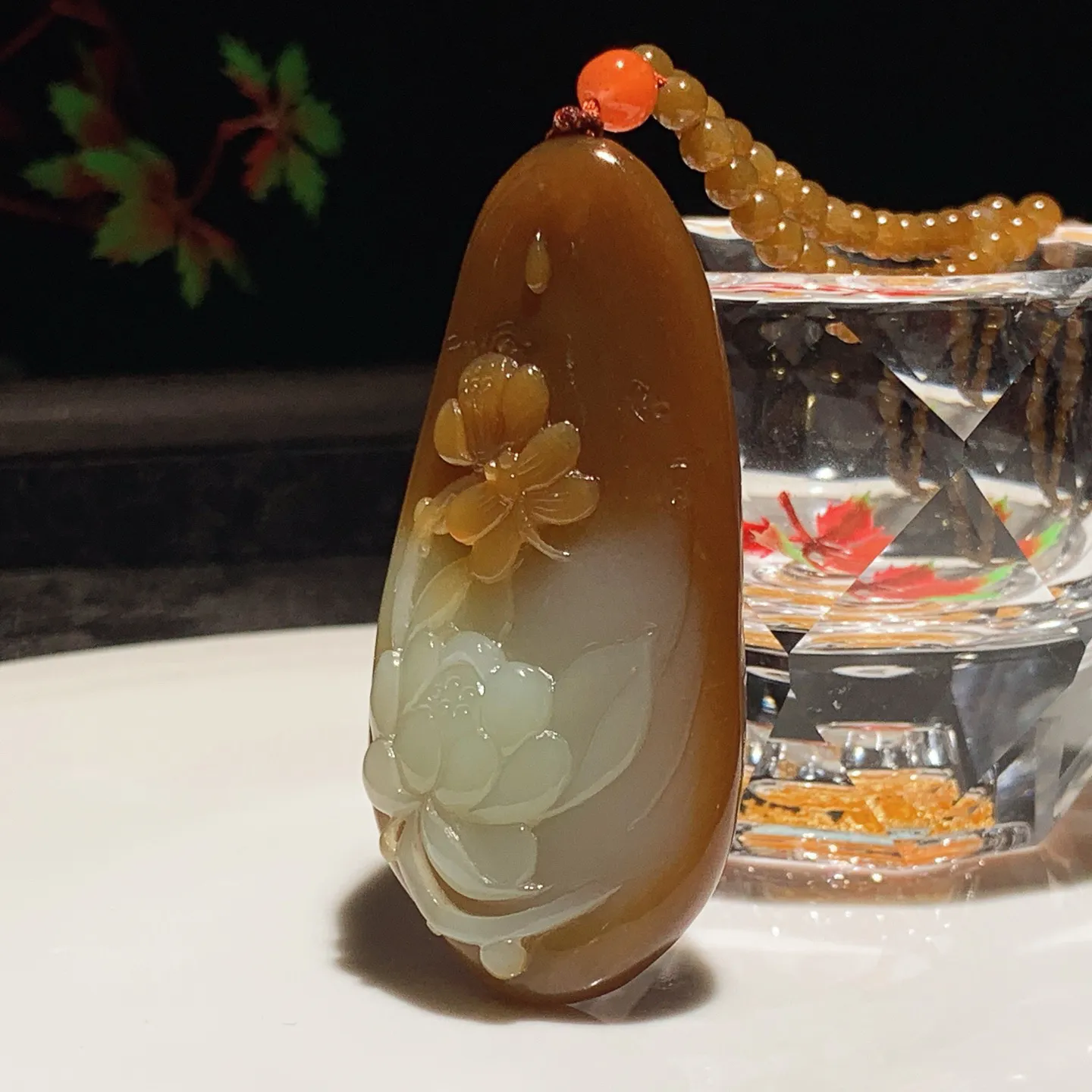 新疆和田玉且末糖蝶恋花挂件。尺寸62/29/10重46克。玉质细腻油润。手推出油。佩戴高端典雅。lt