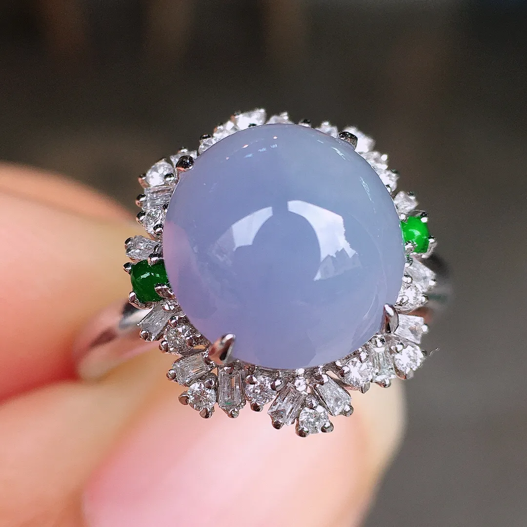 紫罗兰蛋面戒指，色泽均匀艳丽，玉质细腻，荧光感超
强，饱满圆润，尽显优雅气质，18k
金豪华镶嵌