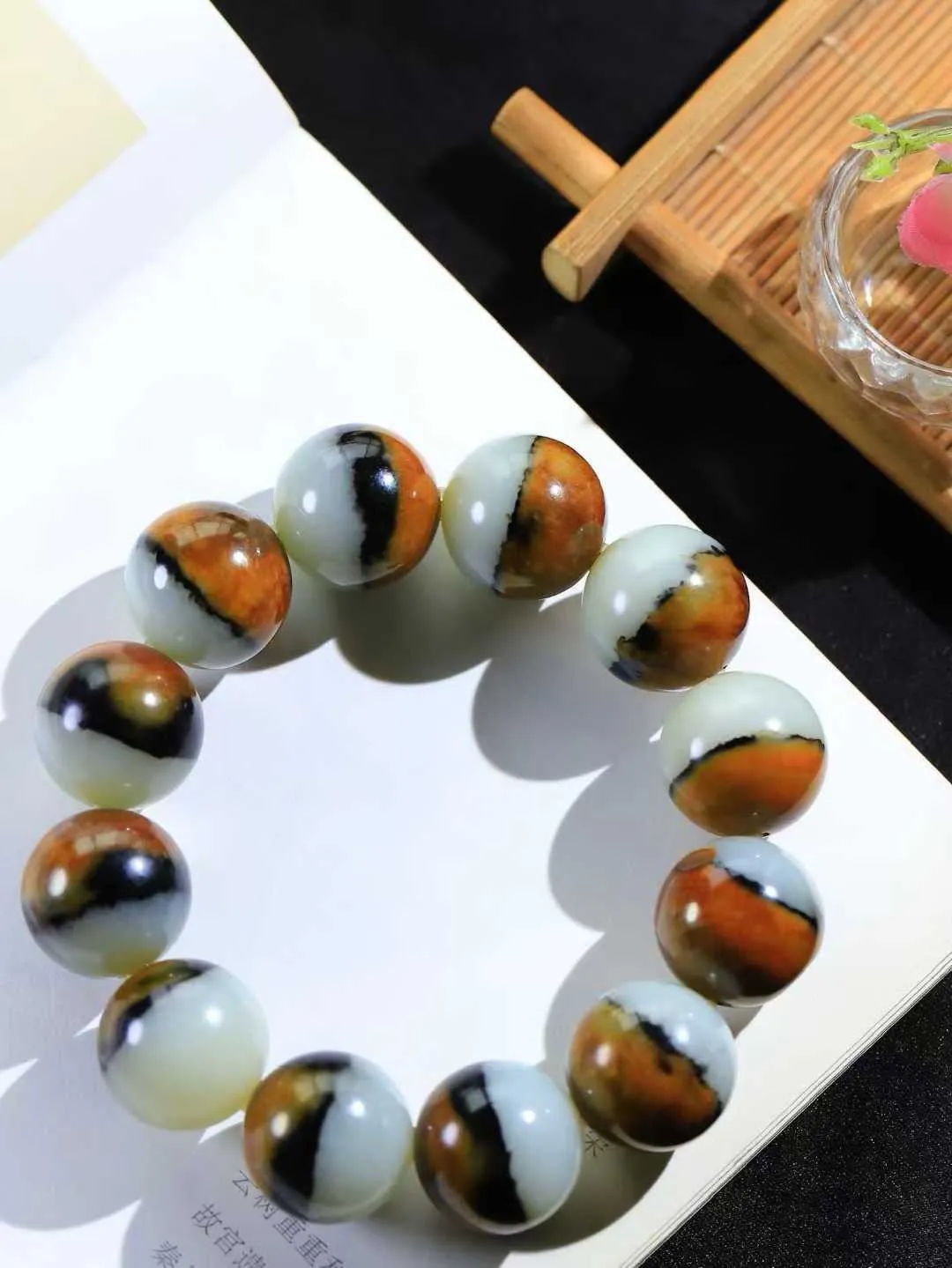 【珠圆玉润.手串】

精品️和田玉三色珠圆玉润手串 玉质温润细腻  整串打磨圆润，佩戴舒适。珠珠落玉盘，间关莺语花底滑，一生美好时光，无论身在何处，都有它相伴相守。事事顺遂，幸福美满，吉祥如意。重144.4克 尺寸取一19.9mm  FDA-22110633