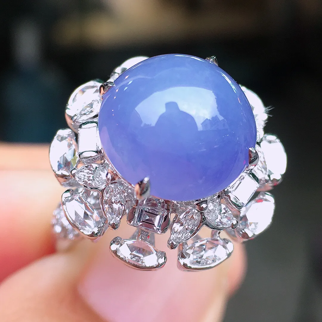 紫罗兰蛋面戒指，色泽均匀艳丽，玉质细腻，荧光感超
强，饱满圆润，尽显优雅气质，18k
金豪华镶嵌