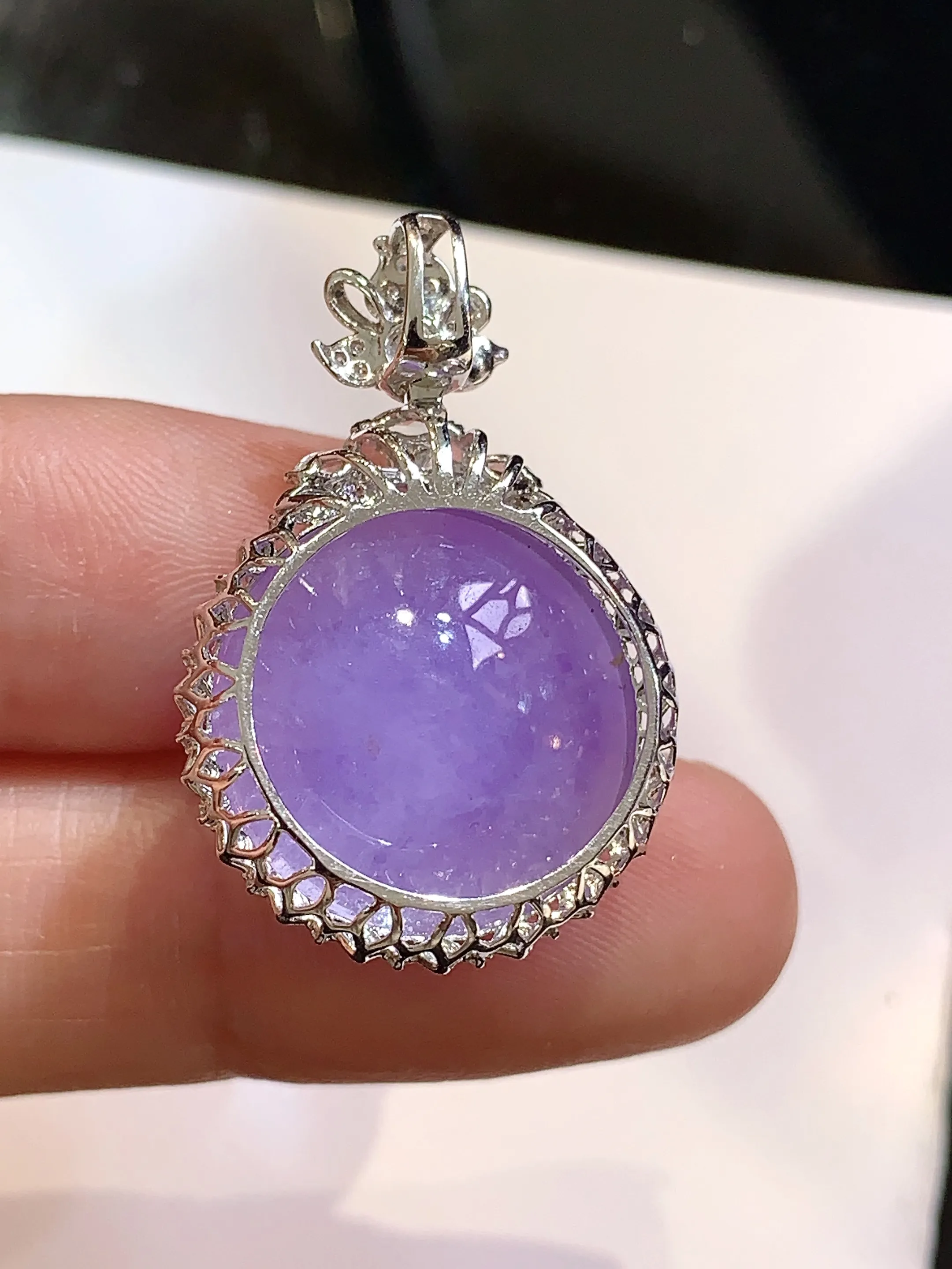 18k金钻镶嵌紫罗兰蛋面吊坠 玉质细腻 色泽清新艳丽 整体尺寸28.8*19.2*12.5