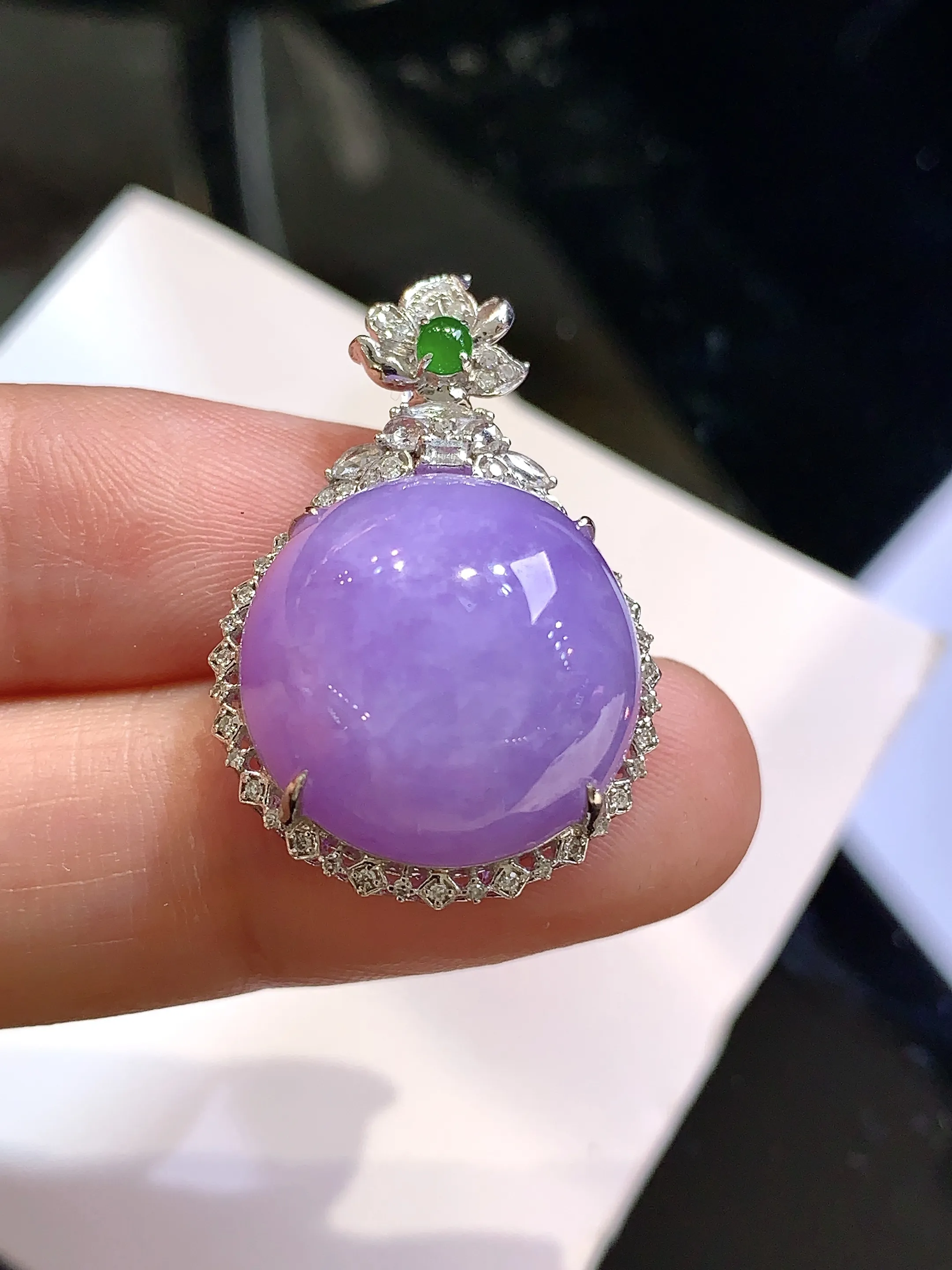 18k金钻镶嵌紫罗兰蛋面吊坠 玉质细腻 色泽清新艳丽 整体尺寸28.8*19.2*12.5