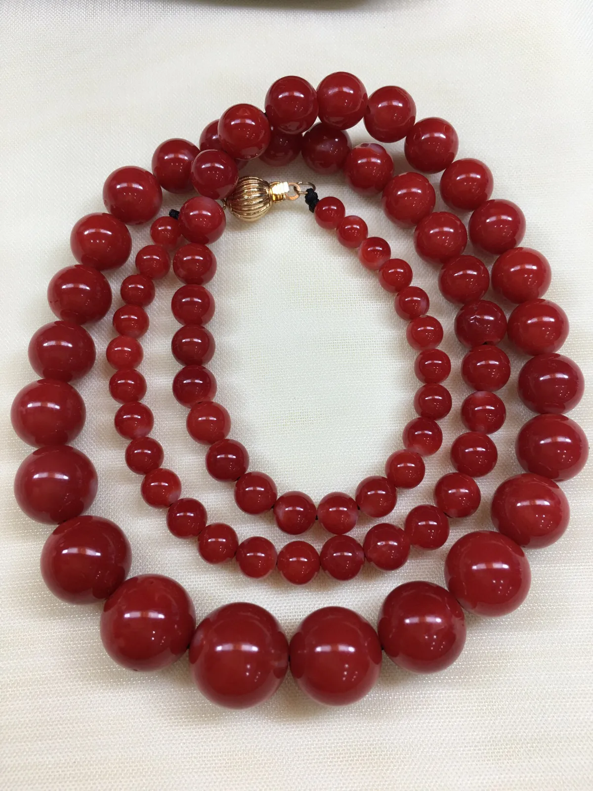 天然日本阿卡红珊瑚10.7mm圆珠塔链，项链款！精致锁骨链！天然无添加无优化，裸石尺寸10.7-4.3mm左右，日本产地，阿卡材料，牛血颜色，深海经千年生长，重量为32.1克。材料限制少白芯少虫眼、️忽略不计！具有收藏价值！