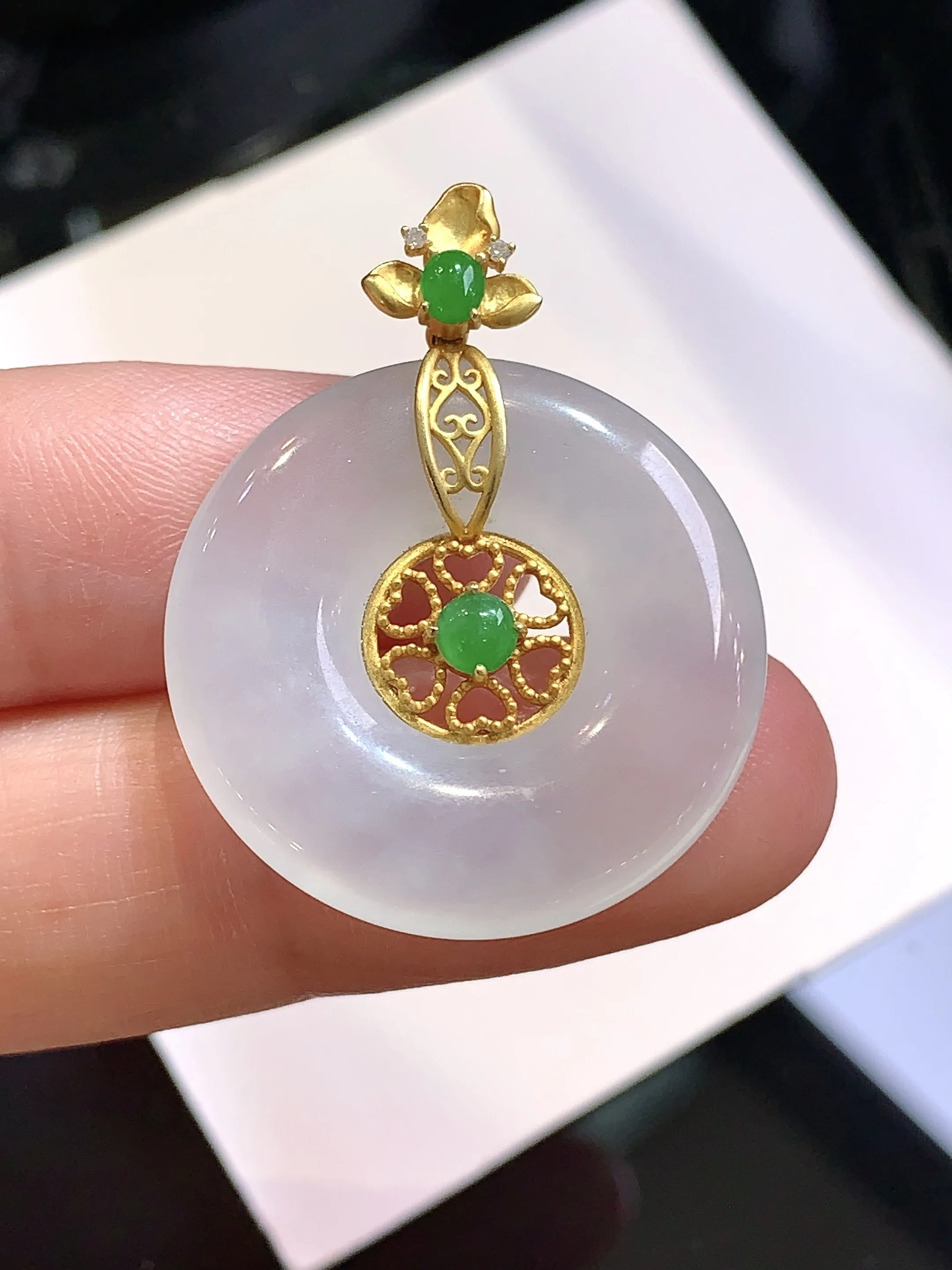 18k金镶嵌冰种平安环吊坠 玉质细腻 色泽清新艳丽 整体尺寸31.5*24.5*4