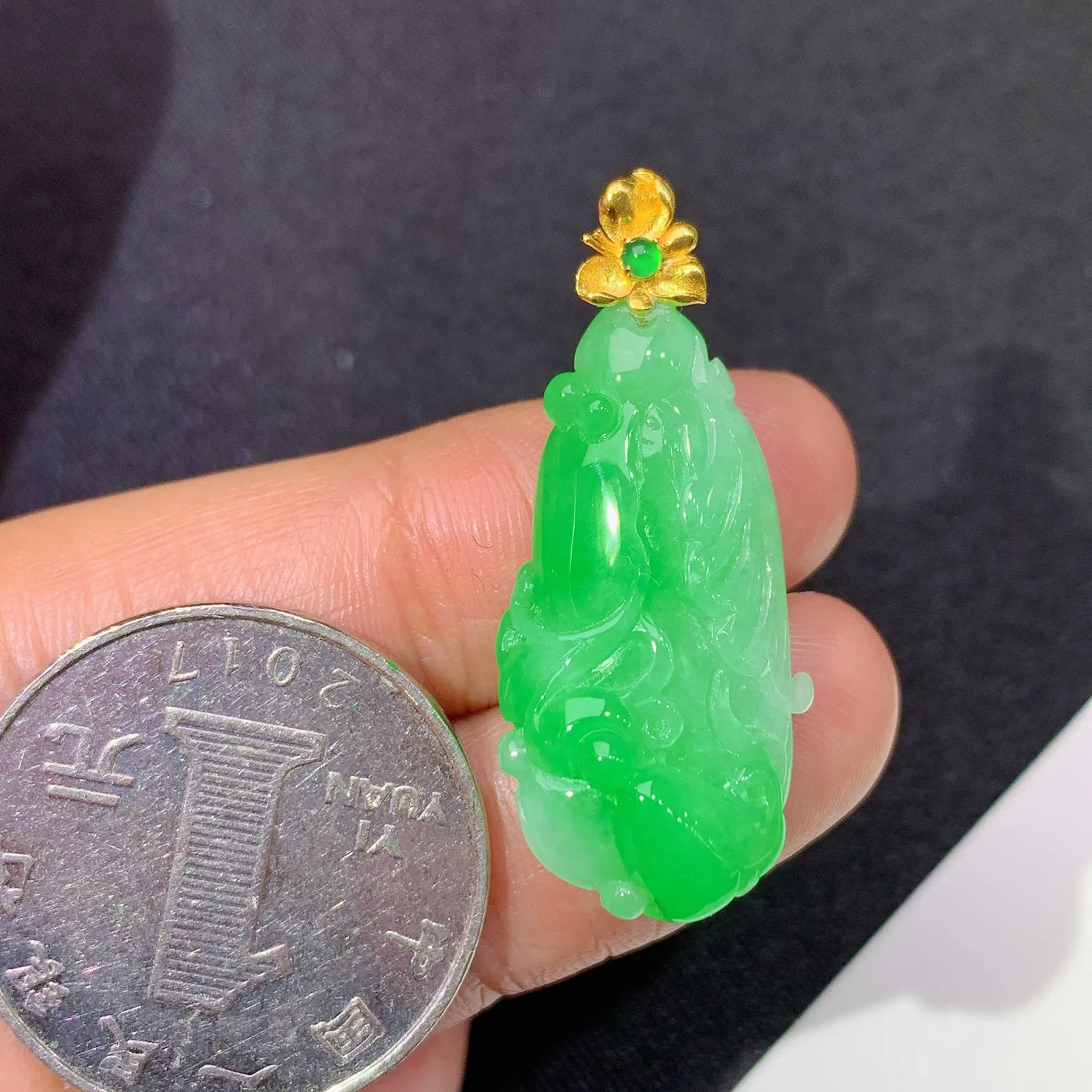 冰飘绿白菜吊坠，18k金镶嵌，冰润细腻，色阳，种水足 尺寸34*14.4*7