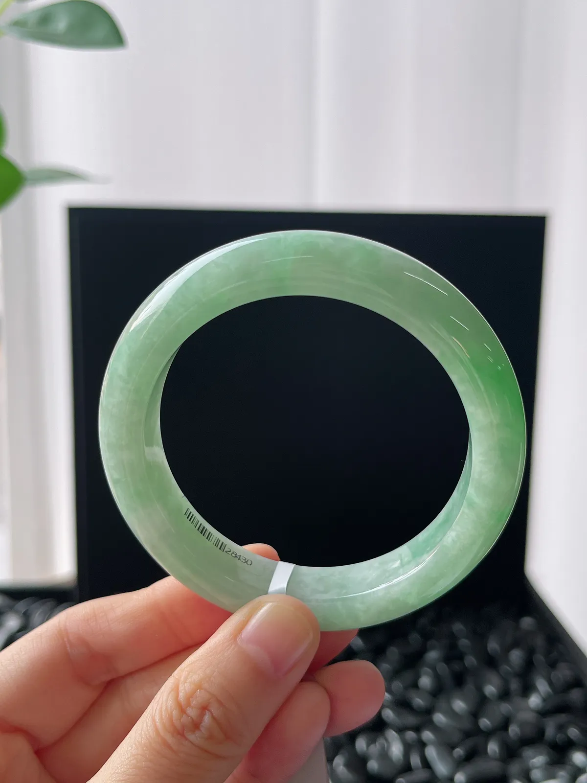 正圈53.5圈口，翡翠糯化种淡绿色手镯