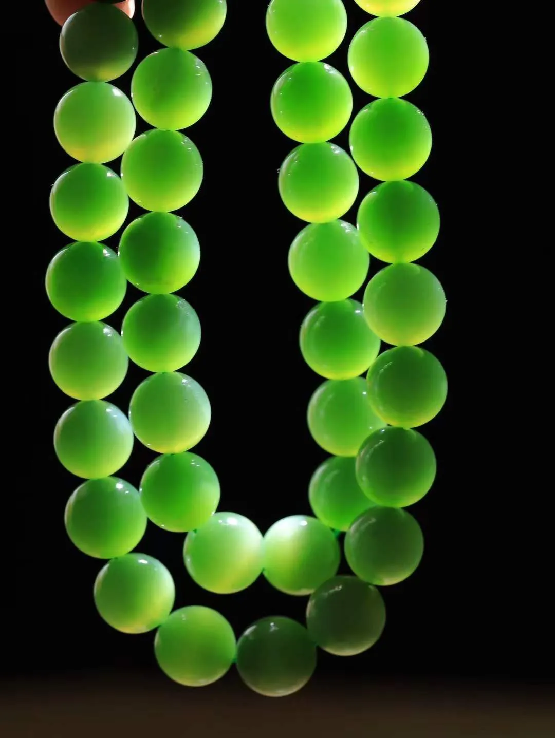 【珠圆玉润.项链】

收藏传家级臻品️和田玉碧玉猫眼珠圆玉润项链 玉质温润细腻  整串打磨圆润，佩戴舒适。珠珠落玉盘，间关莺语花底滑，一生美好时光，无论身在何处，都有它相伴相守。事事顺遂，幸福美满，吉祥如意。重107.5克 尺寸取一11.7mm  791101378A