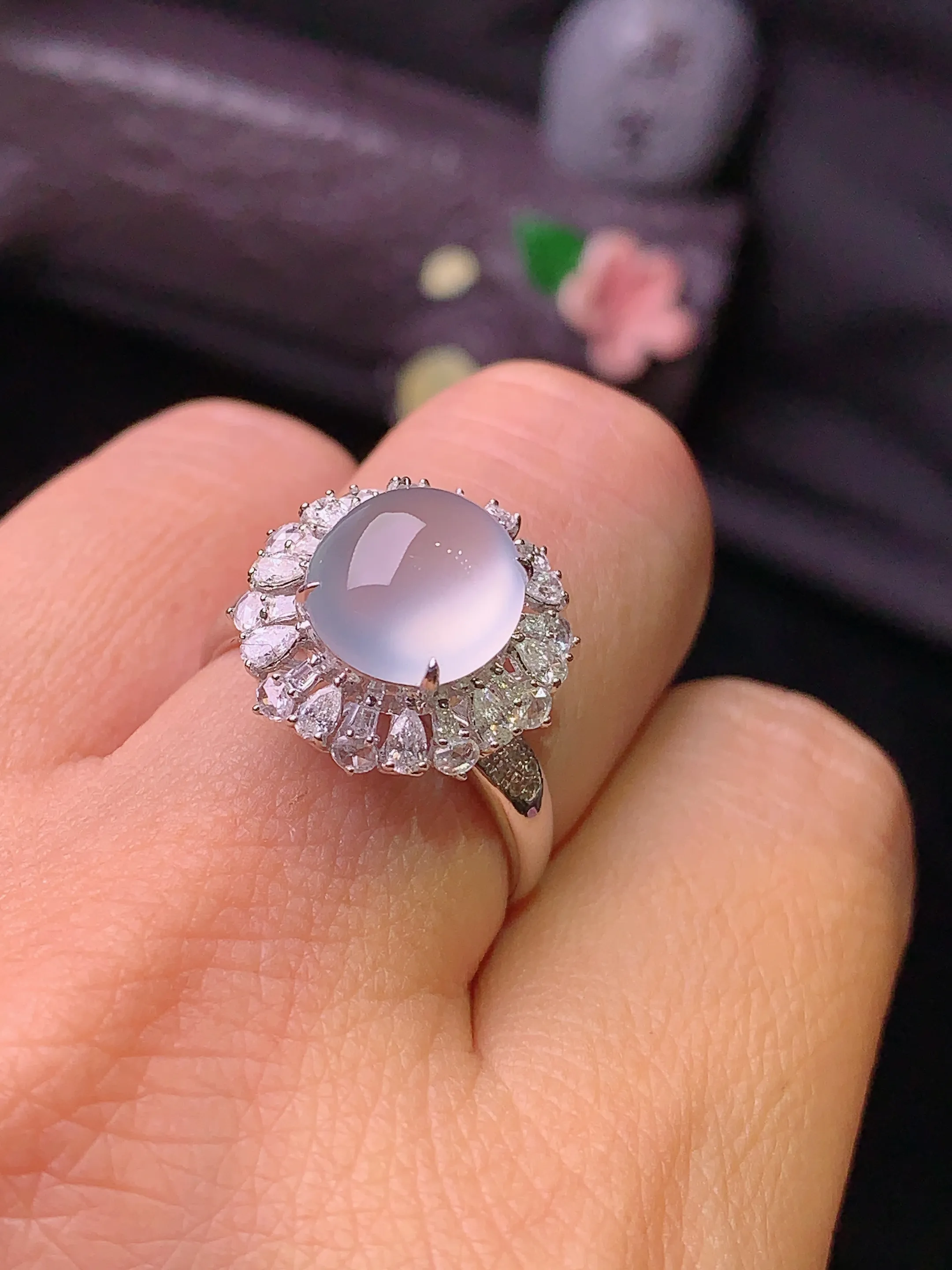 18k金钻镶嵌冰种蛋面戒指 玉质细腻 色泽清新艳丽 圈口14 整体尺寸15.6*14.8*10.7