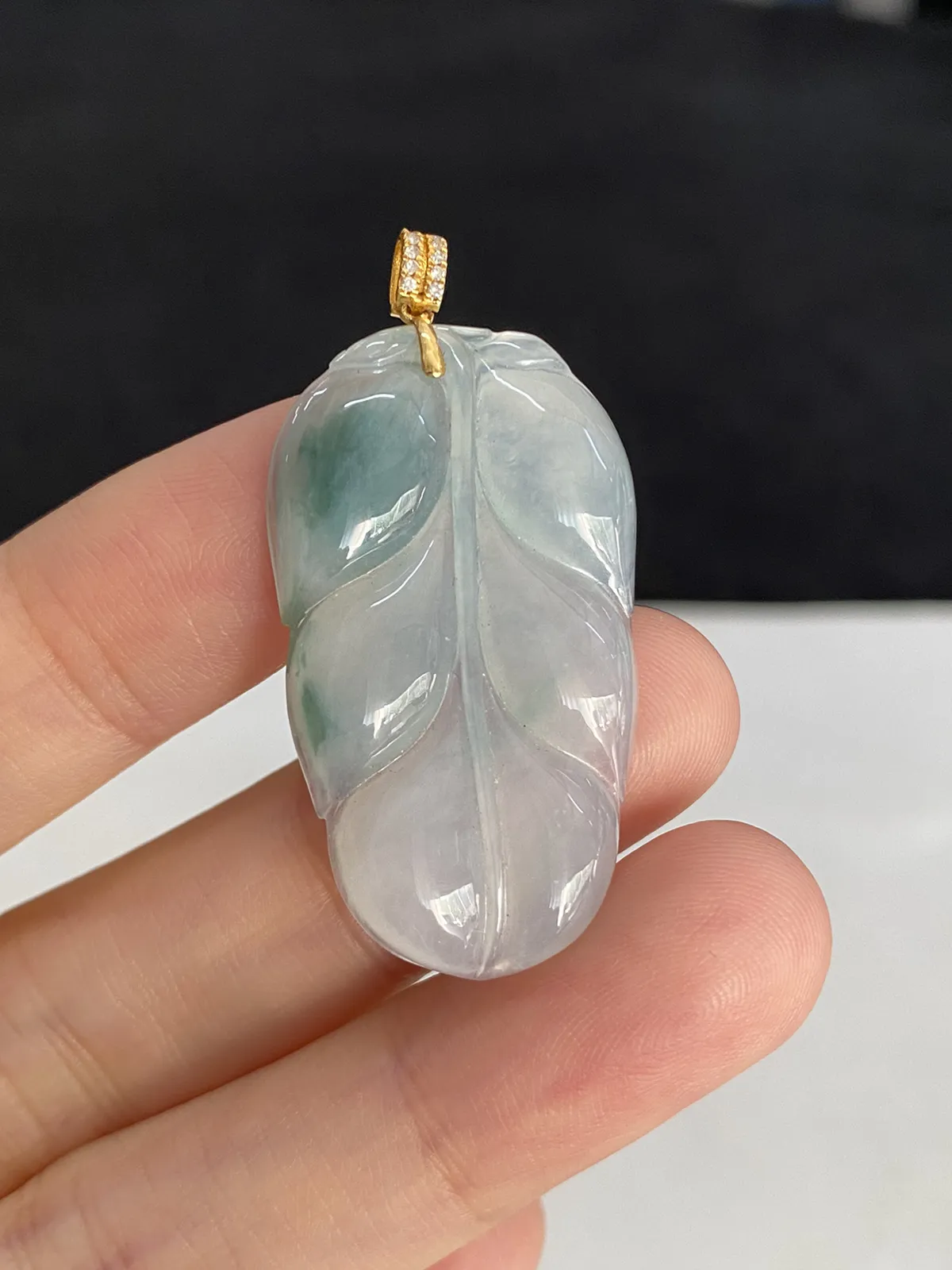 翡翠冰糯种白色叶子，伴钻石
