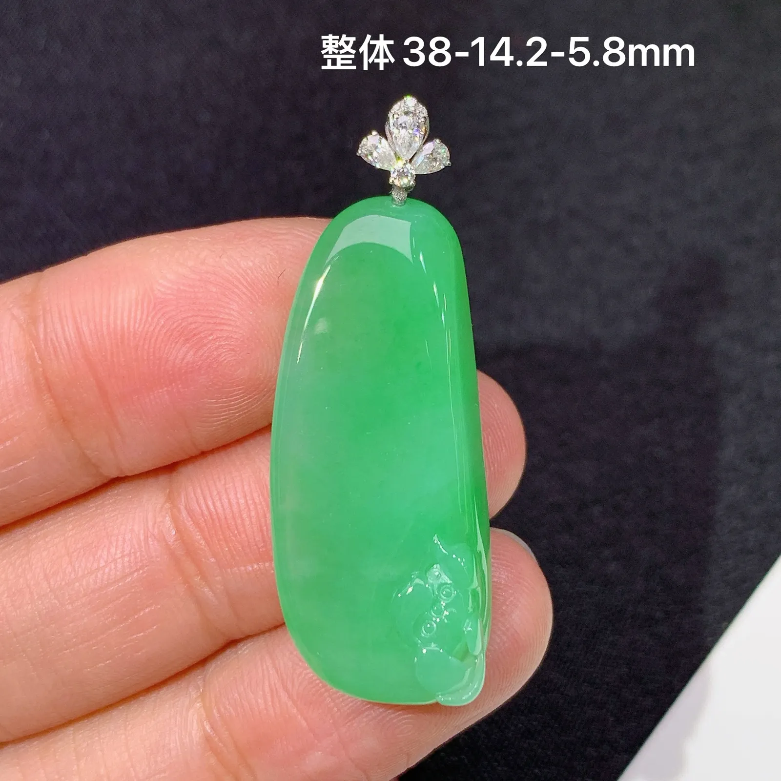飘绿福瓜吊坠，18k金镶嵌，冰润色阳，玉质细腻，种水足 尺寸38*14.2*5.8